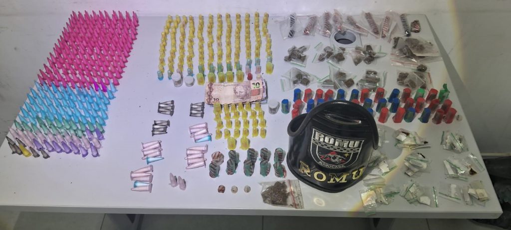 O caso foi às 20h16 de sábado (1º) e foram recolhidas 587 porções de entorpecentes