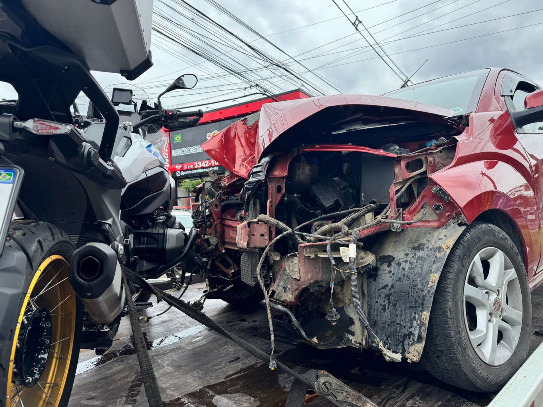 No momento, os polícias aguardam a limpeza da avenida que deve ser realizada pela Prefeitura de Sorocaba