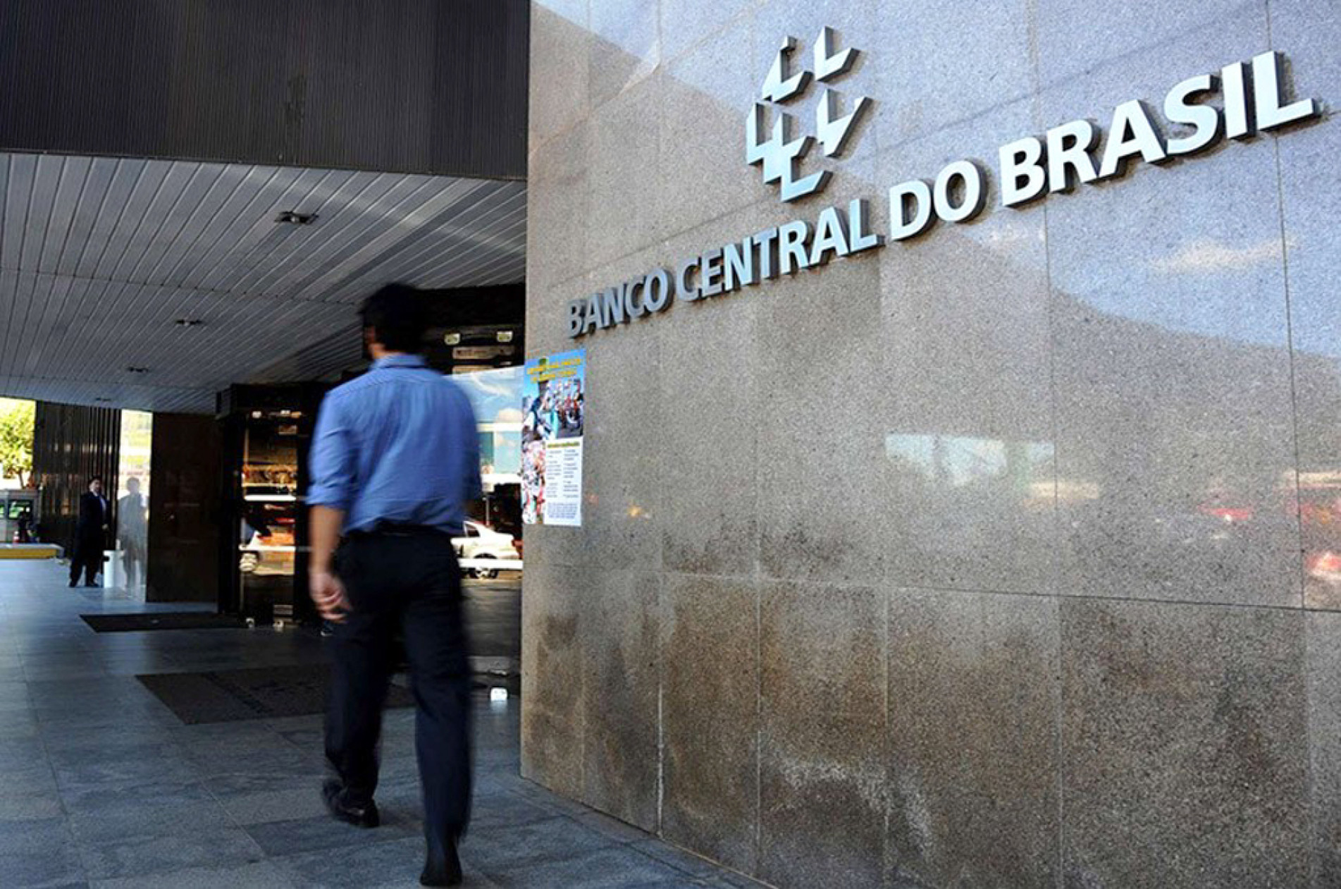 Taxa básica de juros é usada para controlar a inflação