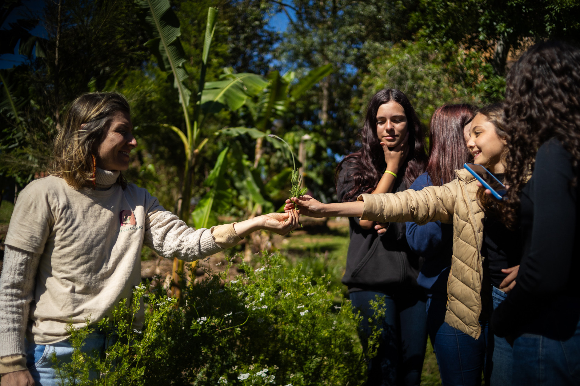 A Casa das Guardiãs promove oficinas, espetáculos, encontros, plantios coletivos e visitas pedagógicas para estudantes e moradores da região