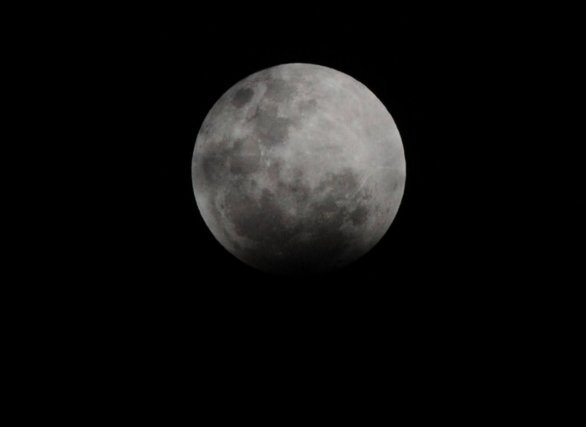 É possível observar a superlua a olho nu, mas é recomendado buscar locais com boa visibilidade