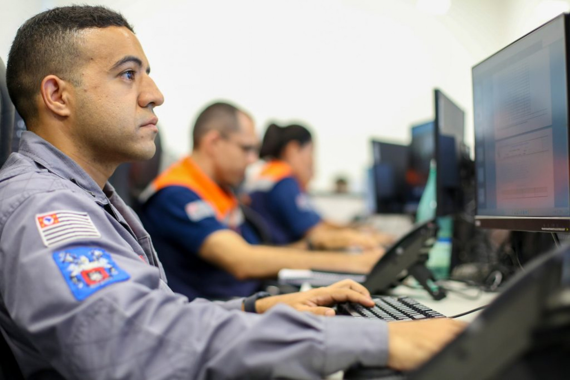 Durante tempestades com raios, é importante permanecer em local seguro, longe de estruturas metálicas e da água