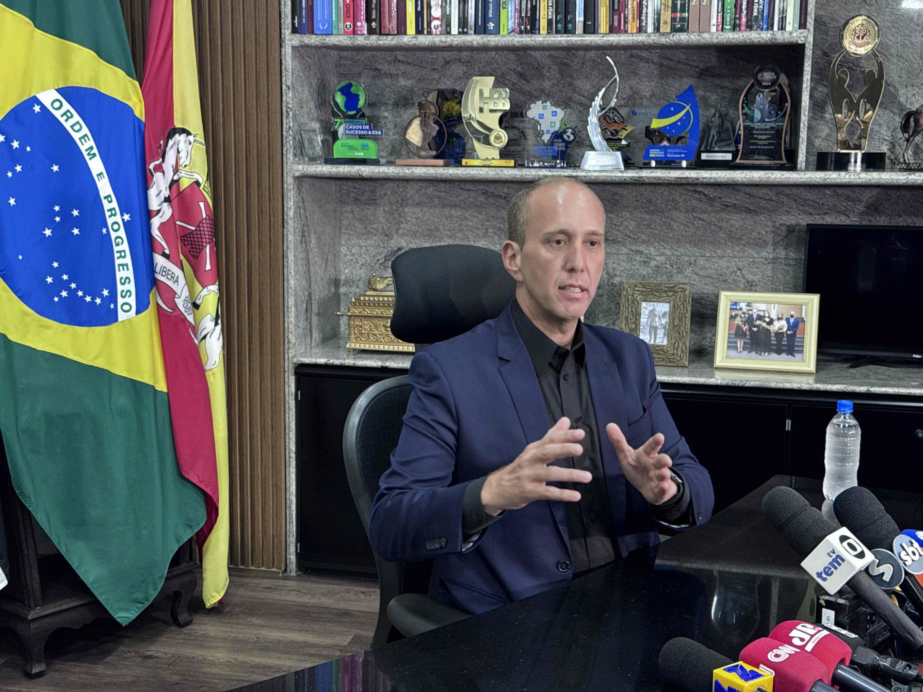 O pr&oacute;prio chefe do Executivo anunciou o afastamento em suas redes sociais