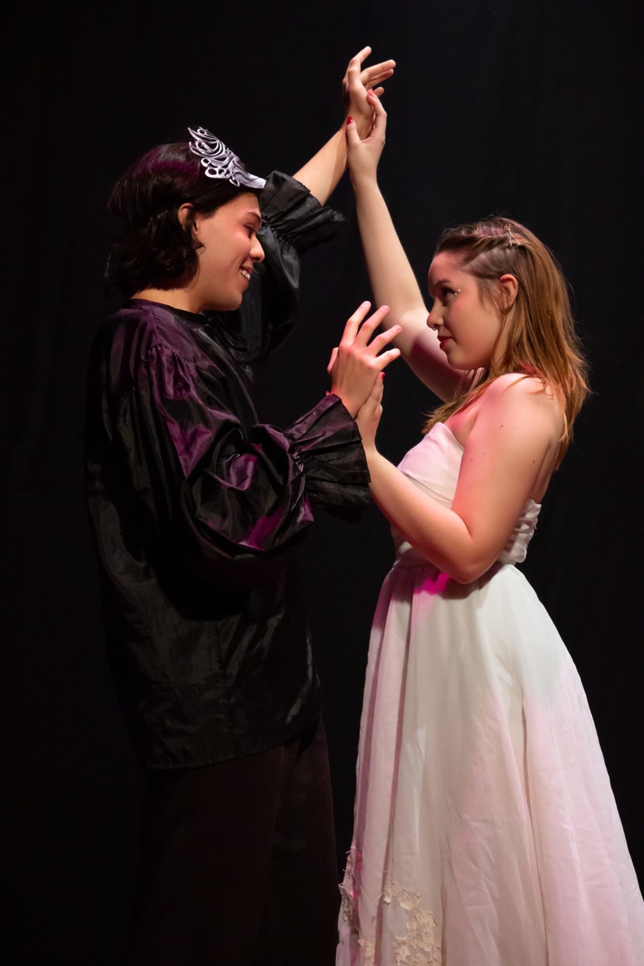 Com uma narrativa atemporal que atravessa séculos, a obra é reconhecida por sua intensidade dramática