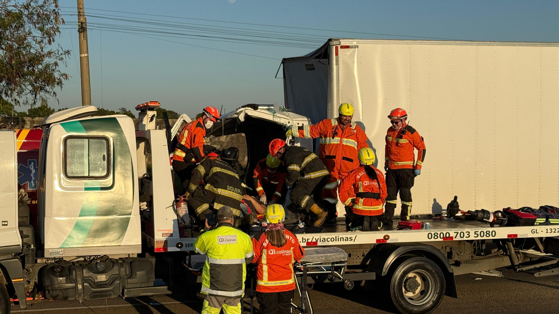 Três equipes do Corpo de Bombeiros estiveram no local para retirar a vítima das ferragens