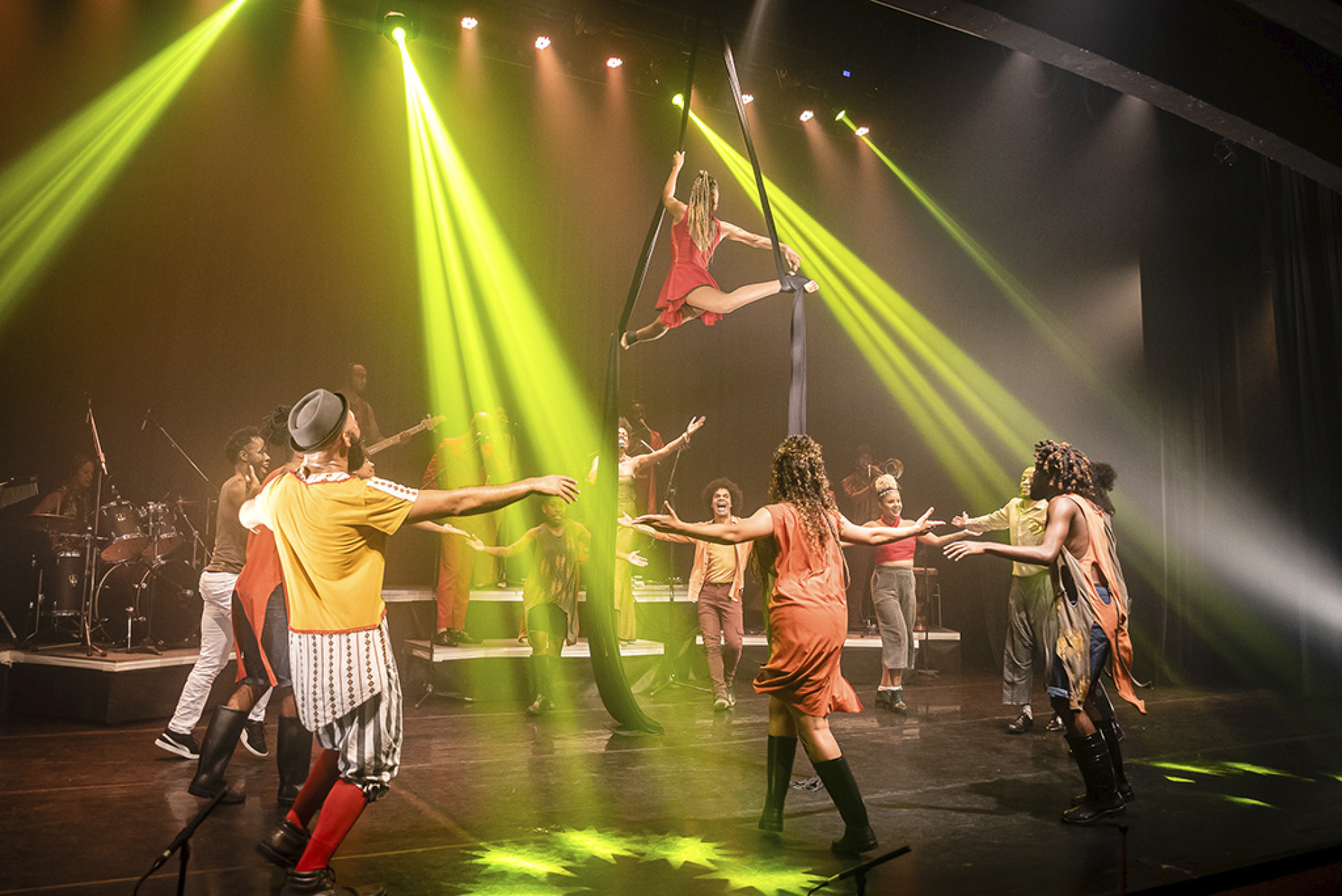 No espetáculo ‘PROT{AGÔ}NISTAS — O Movimento Negro no Picadeiro’ sobem ao palco 21 artistas  da música, da dança e do circo
