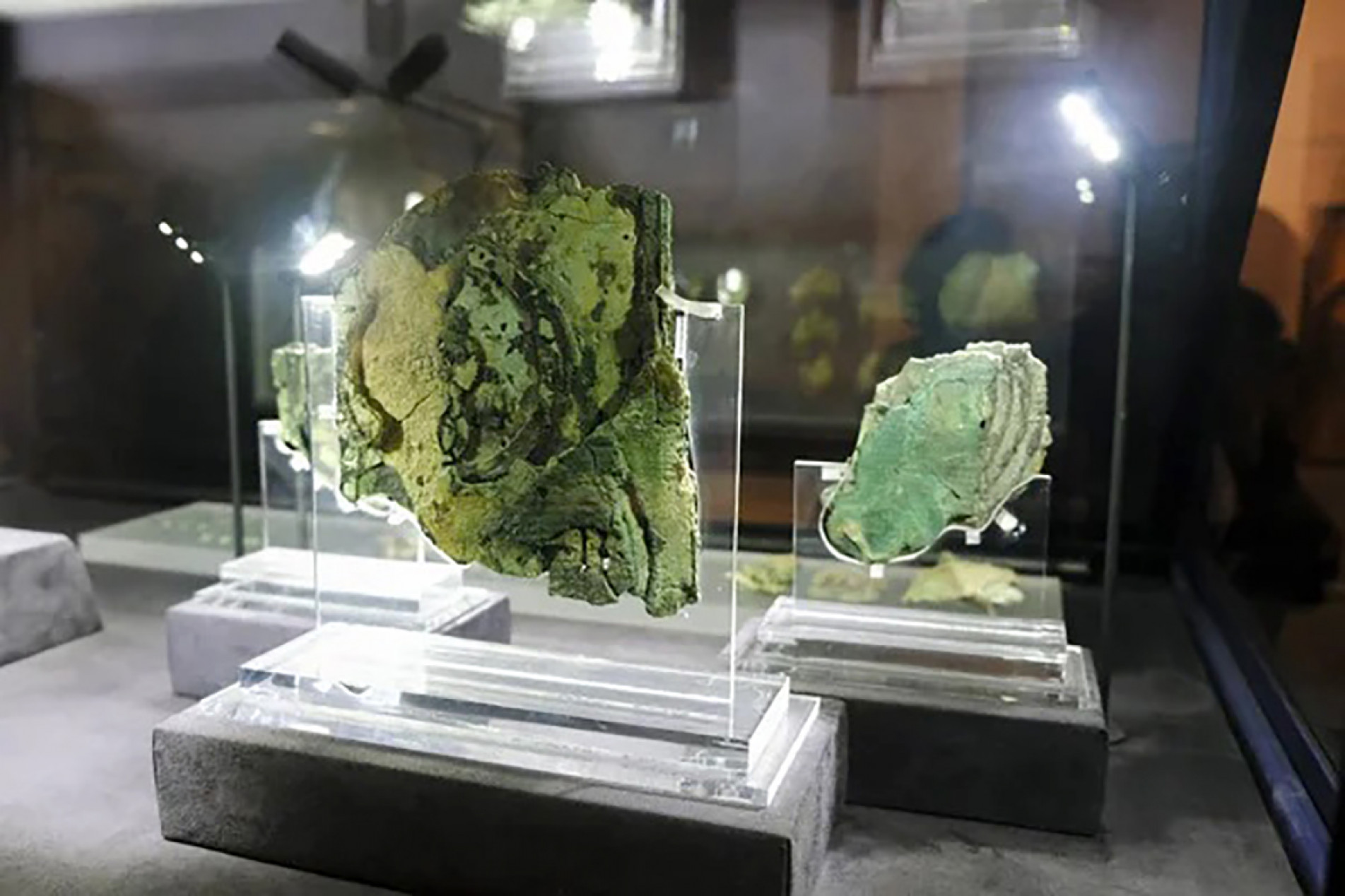 Fragmento do Mecanismo de  Anticítera, o mais antigo dispositivo de computação mecânica, em  exibição no Museu Arqueológico Nacional, em Atenas
