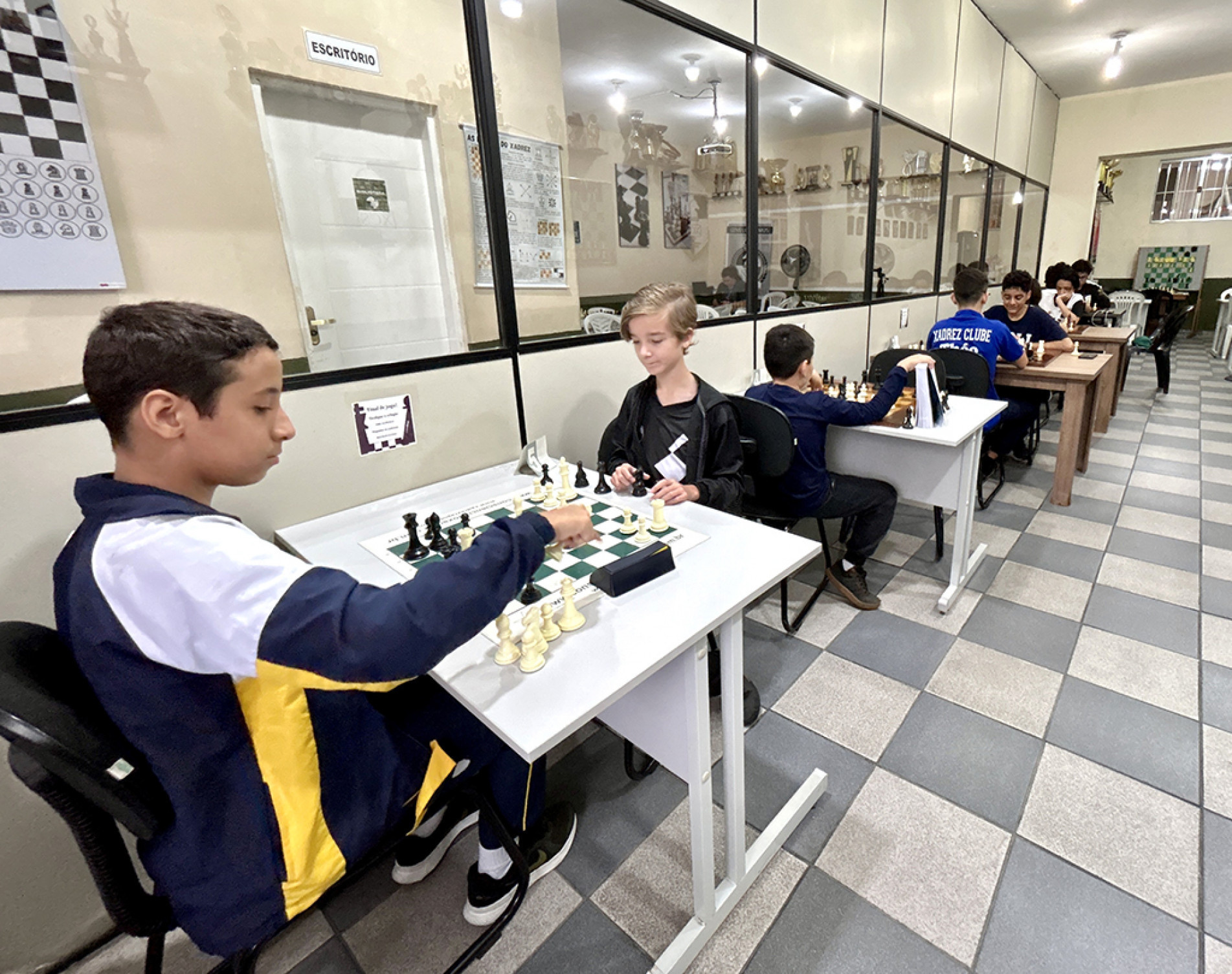 O tabuleiro é palco de partidas que estimulam raciocínio e colaboração entre os alunos
