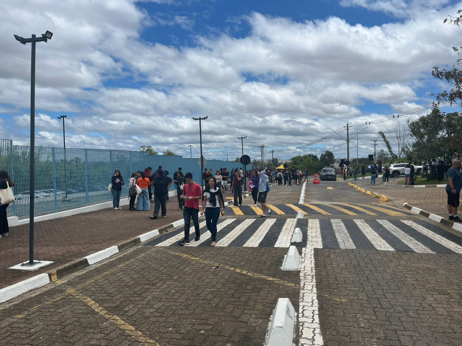 Na porta da Universidade Paulista (Unip), um dos locais utilizados para aplicação da prova, estavam diversos alunos, o clima de apreensão se misturava com o
encorajamento dado por professores que foram até o local para incentivar seus alunos a manterem uma postura calma para enfrentar o dia de prova