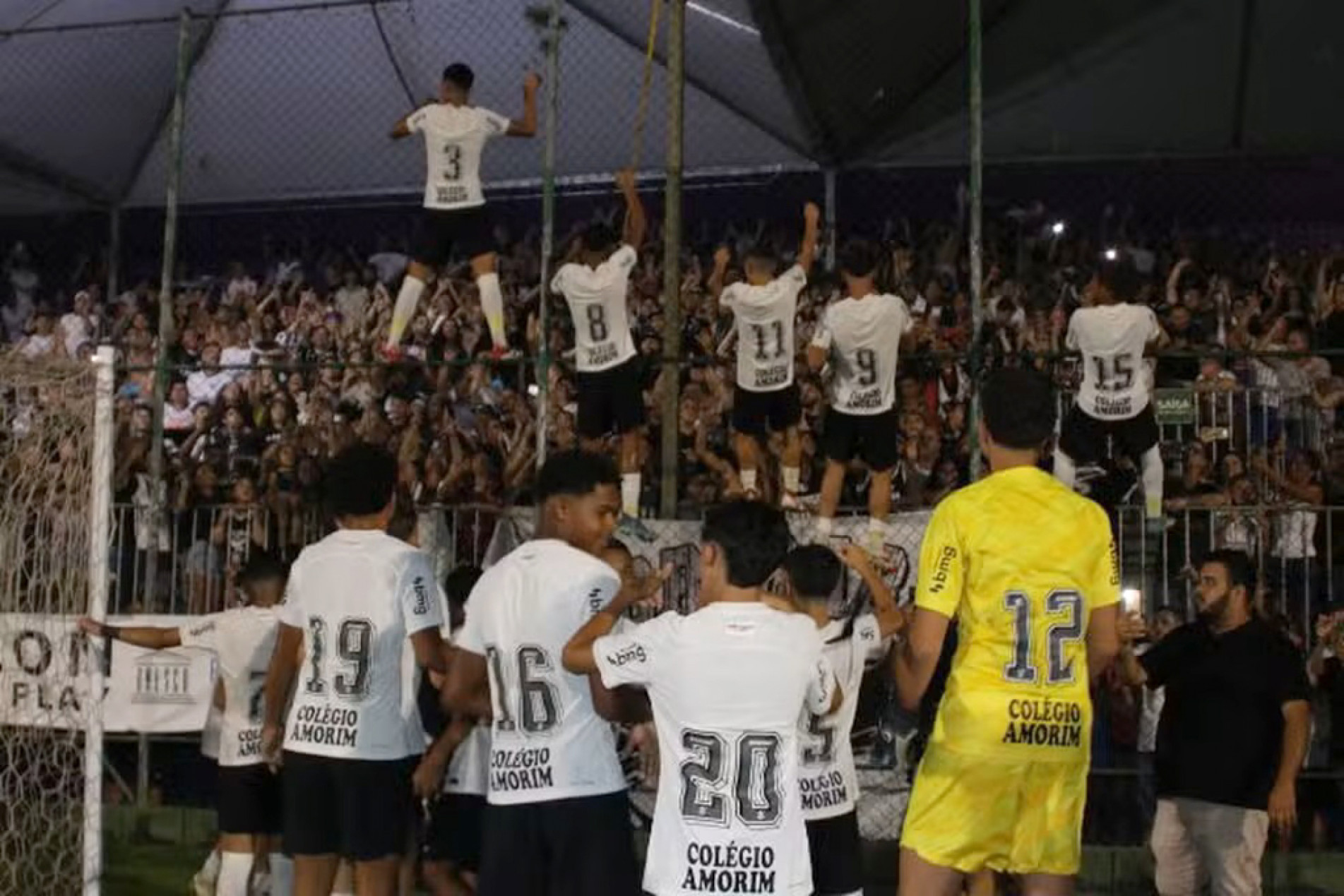 Jogadores do Corinthians comemoram com a torcida: time conquistou o título deste ano
