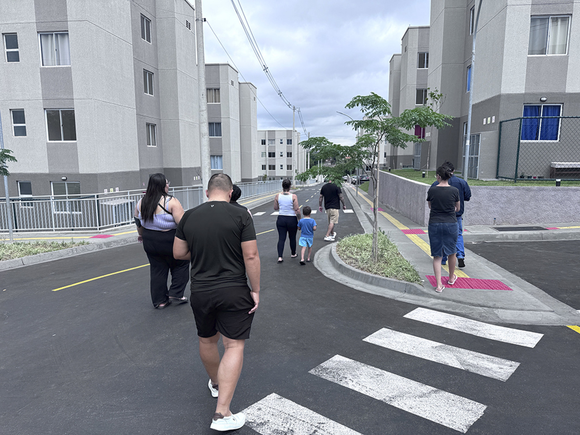 Segundo depoimentos dos condôminos, parte da fiação elétrica fica submersa após as chuvas, oferecendo risco à segurança
