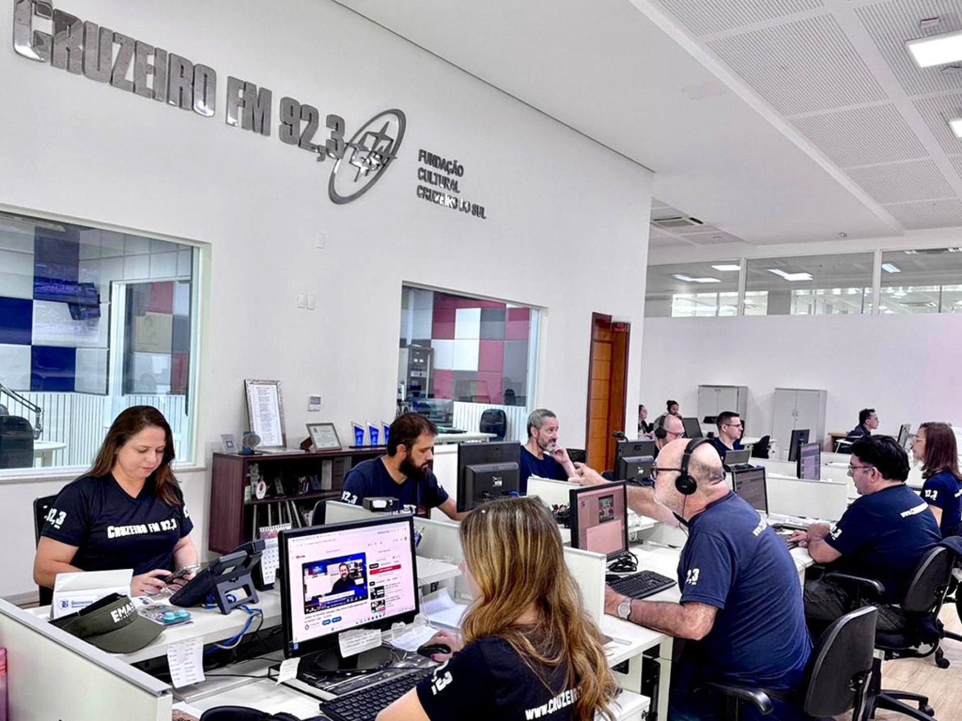 Emissora investiu fortemente em recursos humanos, com profissionais 
dedicados ao jornalismo independente e à informação de qualidade