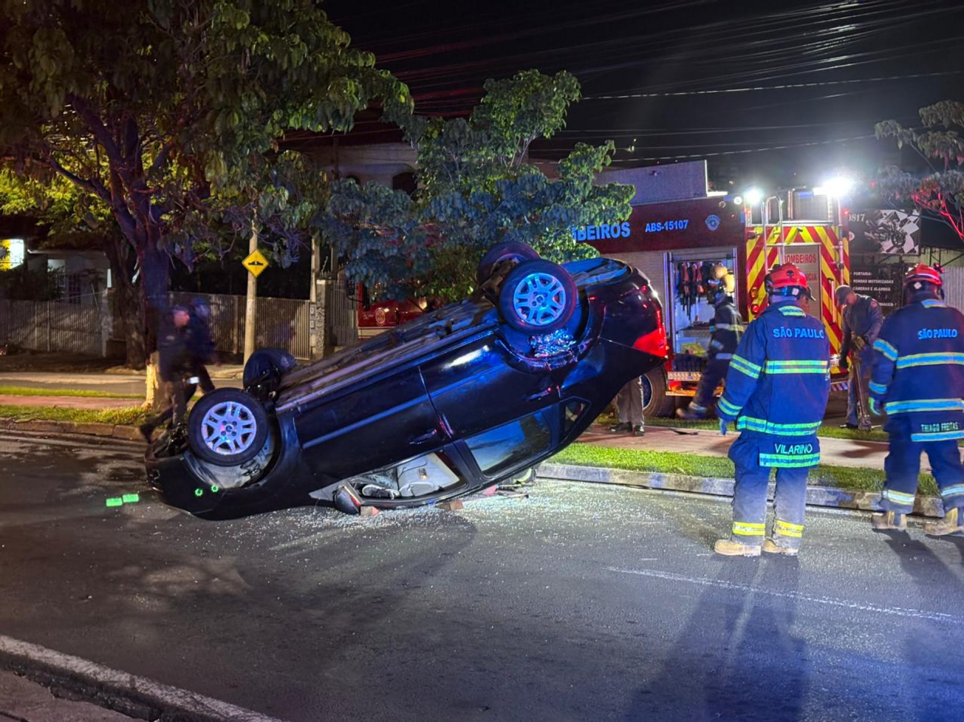 O carro foi desvirado pelo Corpo de Bombeiros