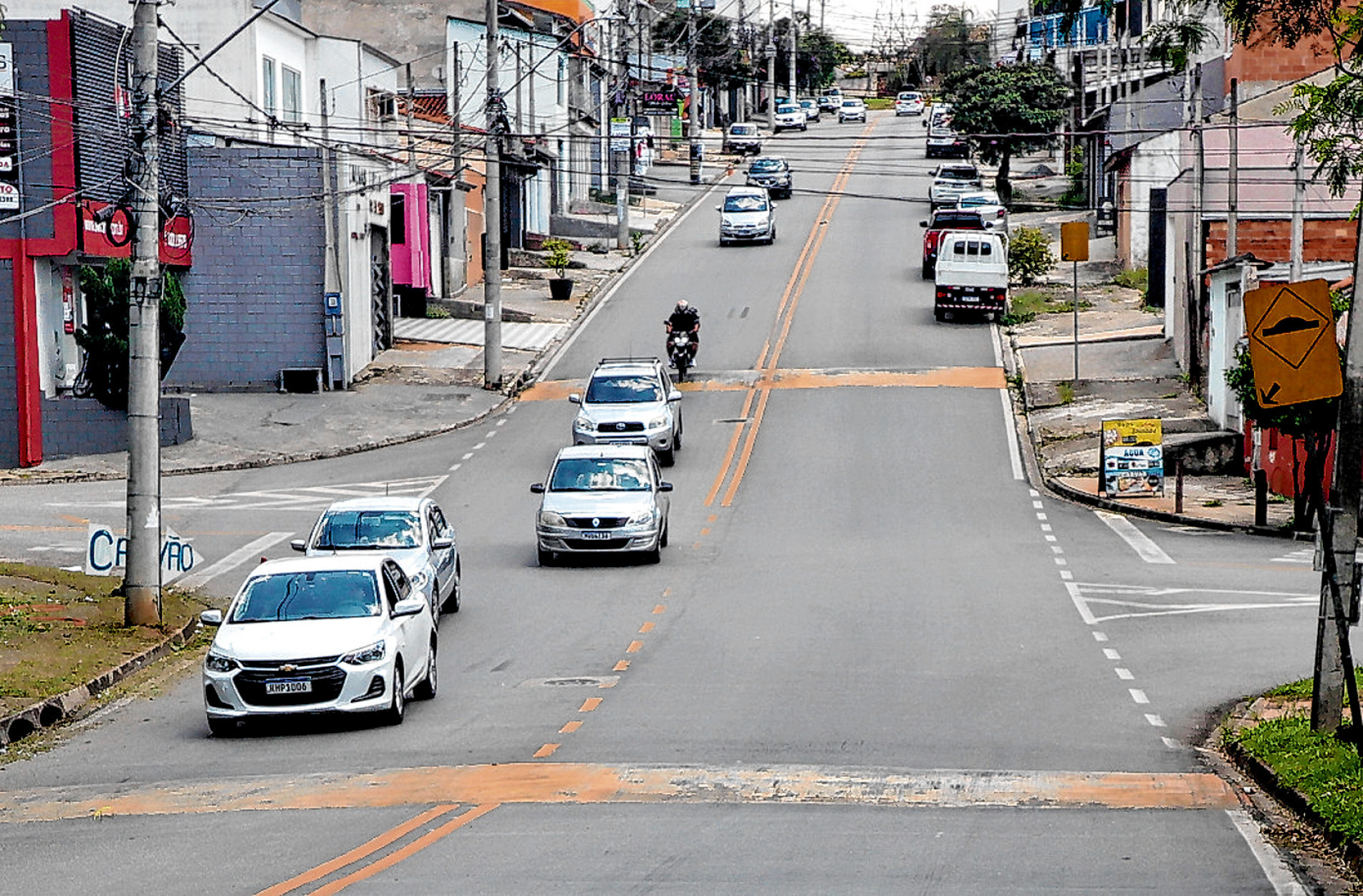 Instaladas para reduzir acidentes, lombadas se tornaram parte da paisagem urbana, mas também levantam dúvidas sobre eficiência, localização e manutenção
