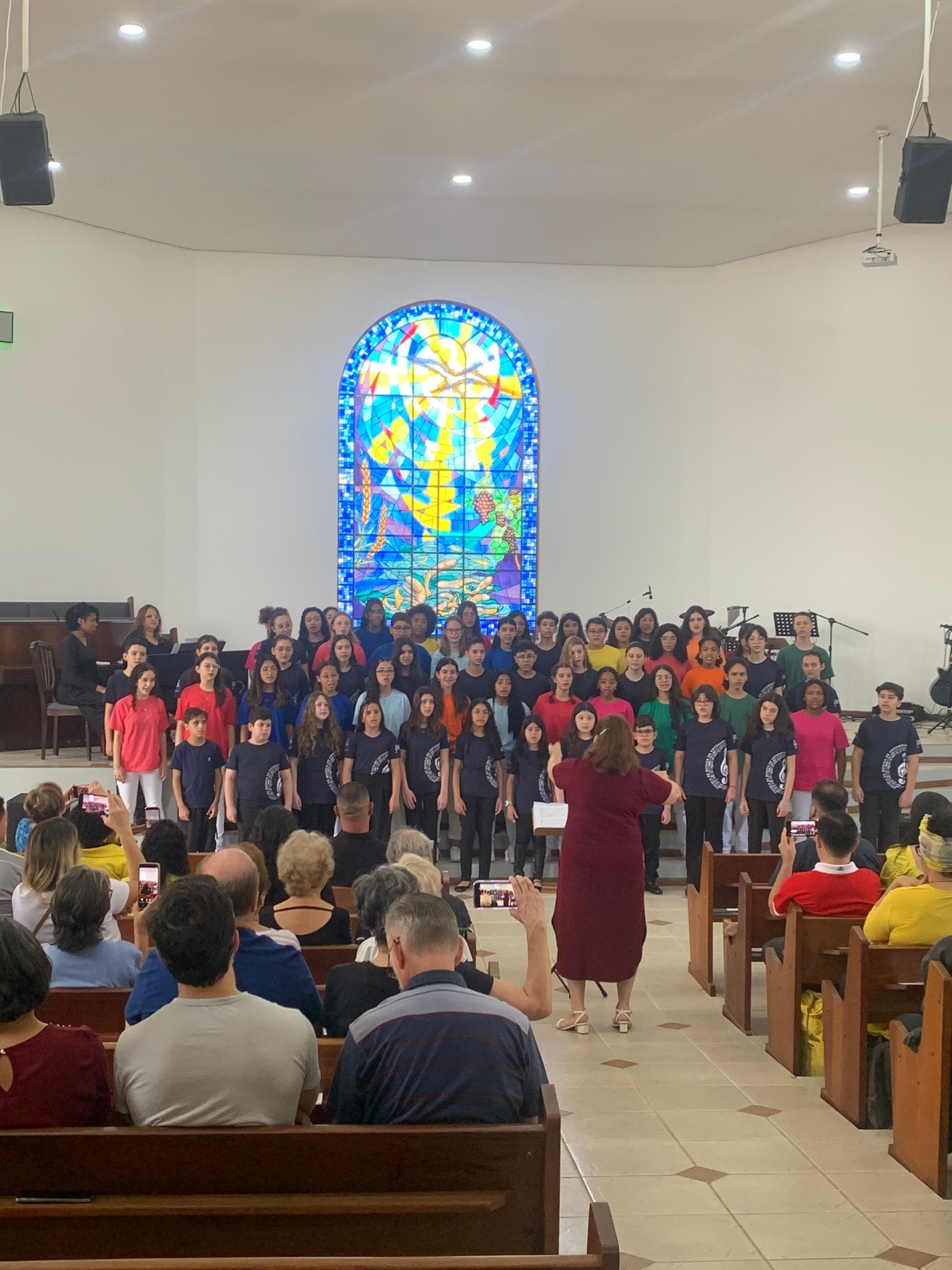 Os dois coros se reuniram na última apresentação, reafirmando o papel da música na formação e na convivência