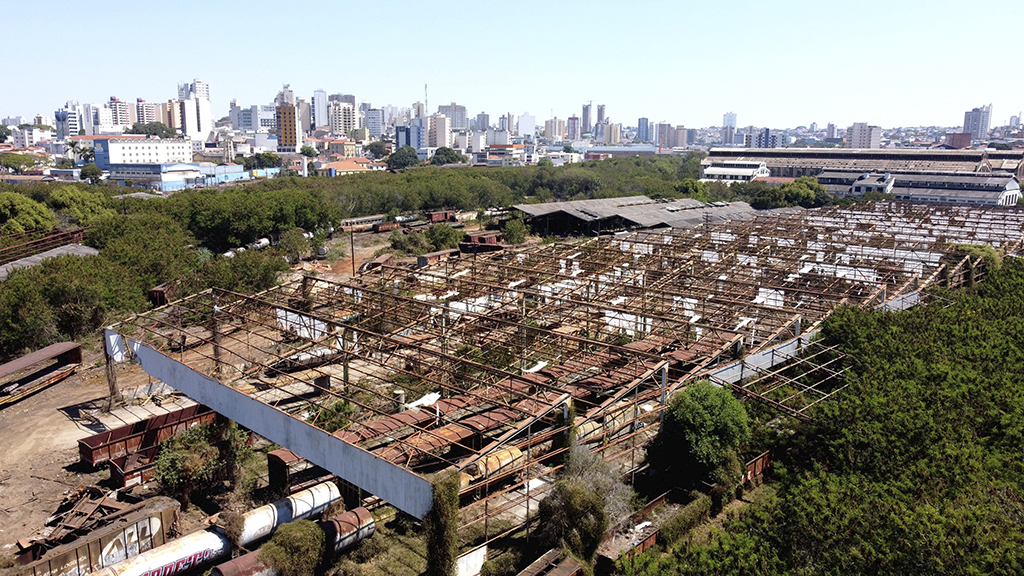 Patrimônio histórico se deteriora enquanto governos discutem a reaproveitamento do espaço
