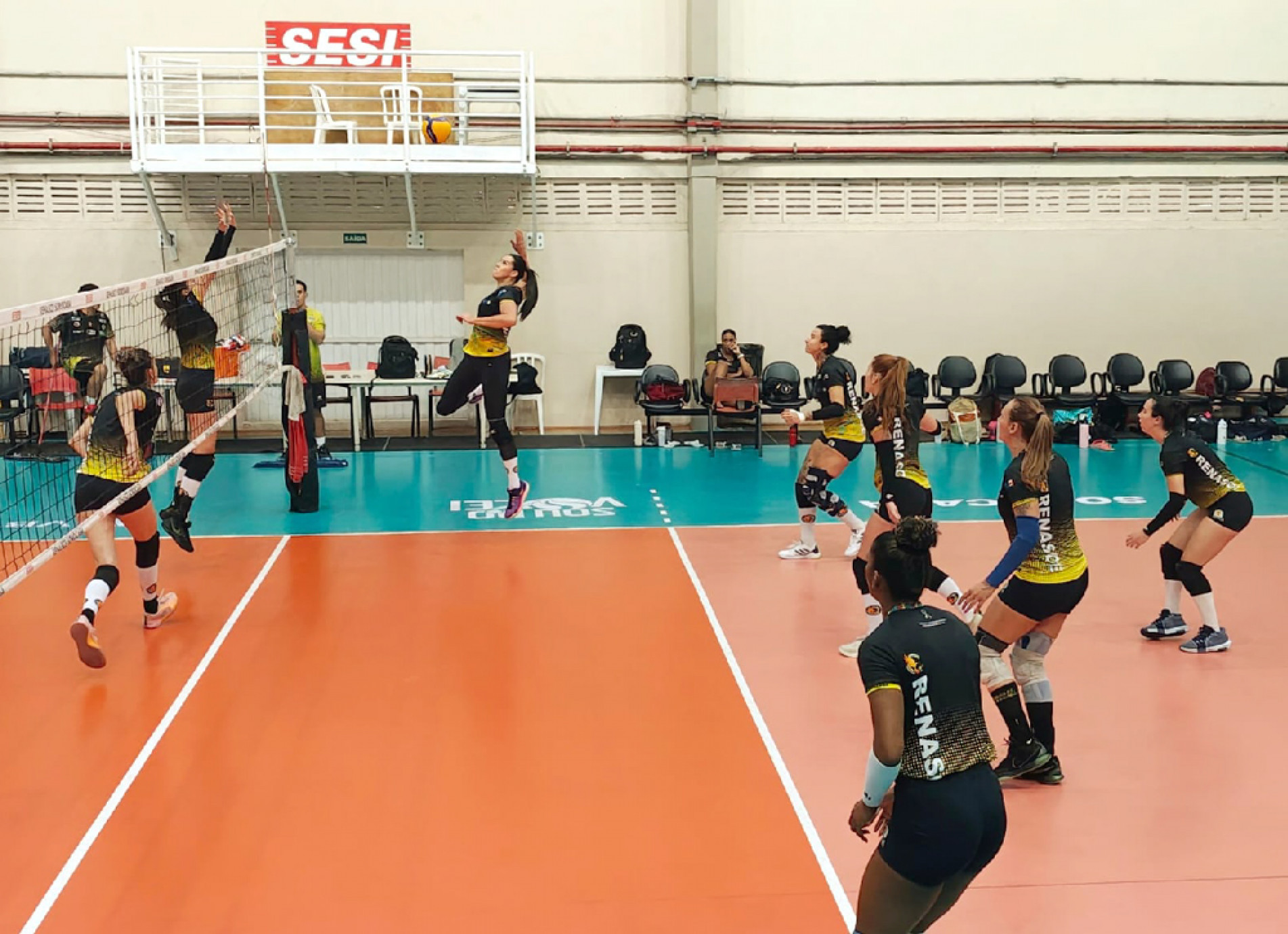 Meninas intensificam os treinos, ainda em Sorocaba, para o compromisso desta noite