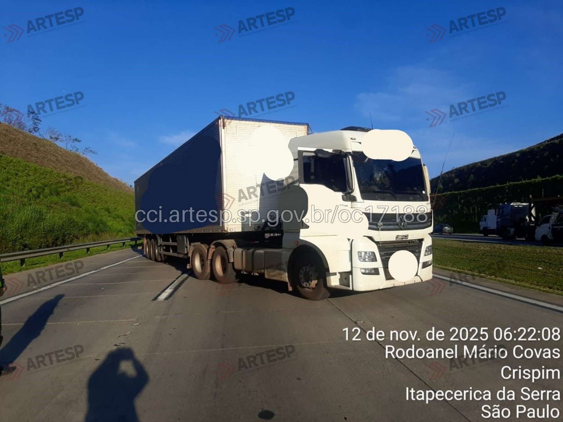 O veículo permanece no meio da via, e o tráfego está sendo desviado pelo retorno do km 36