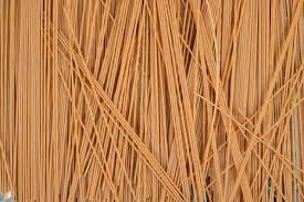 Fibra de taboa e fibra de bananeira, materiais extraídos de forma sustentável e utilizados na confecção de objetos utilitários e decorativos.