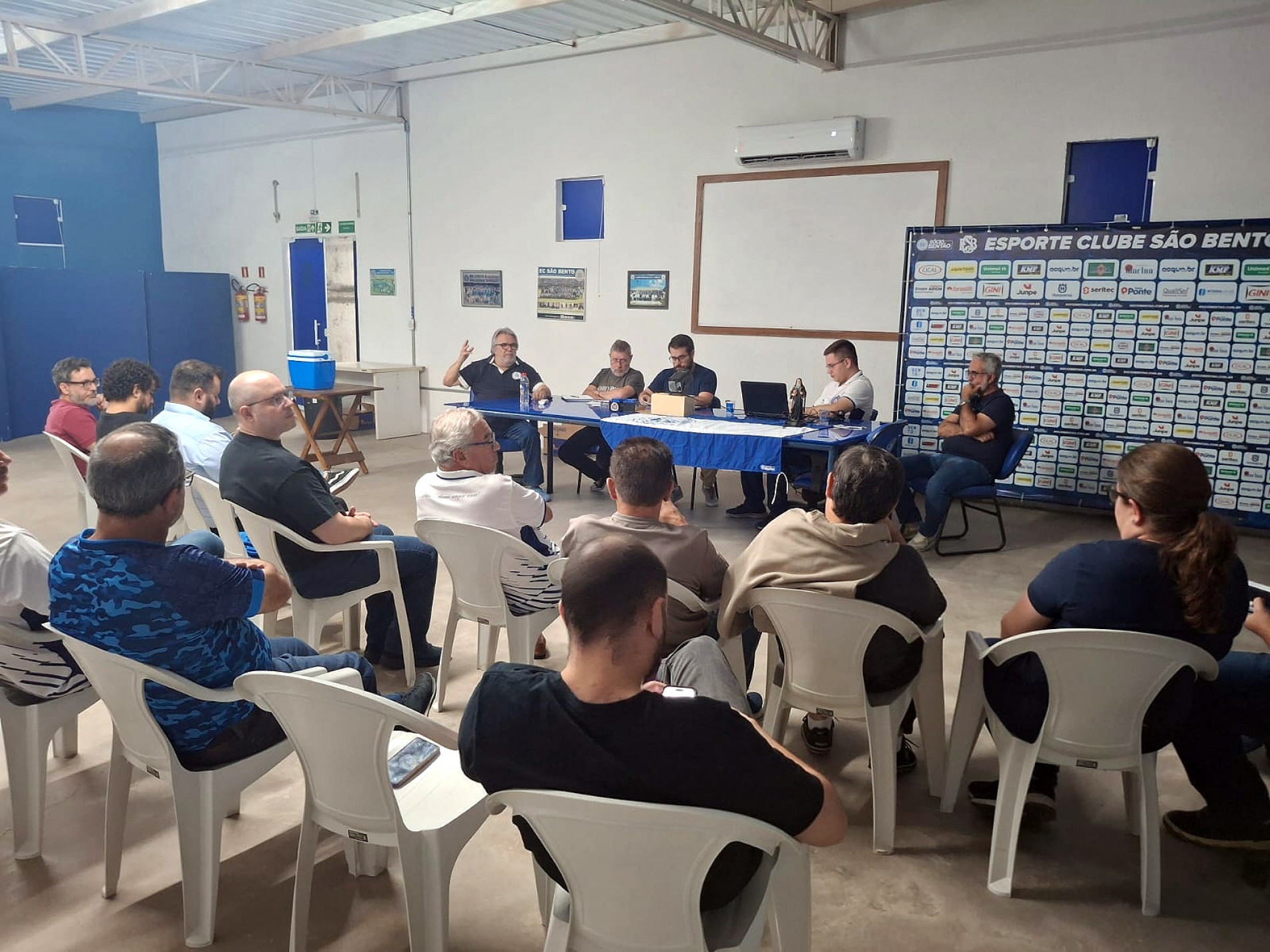 Conselheiros se reuniram, na noite de quinta-feira, para analisar documentos apresentados
