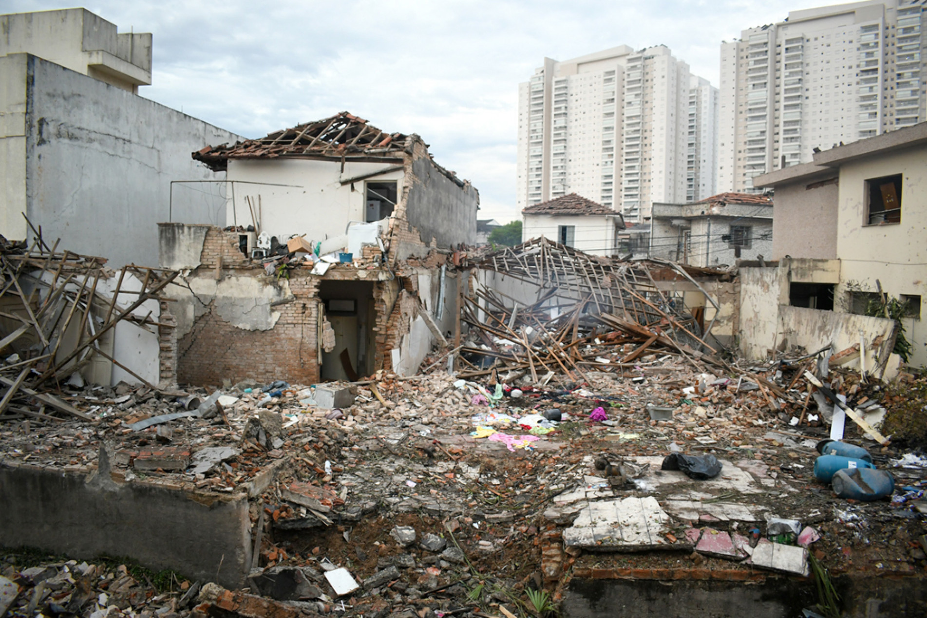 Imóveis vizinhos foram atingidos pelo impacto e interditados