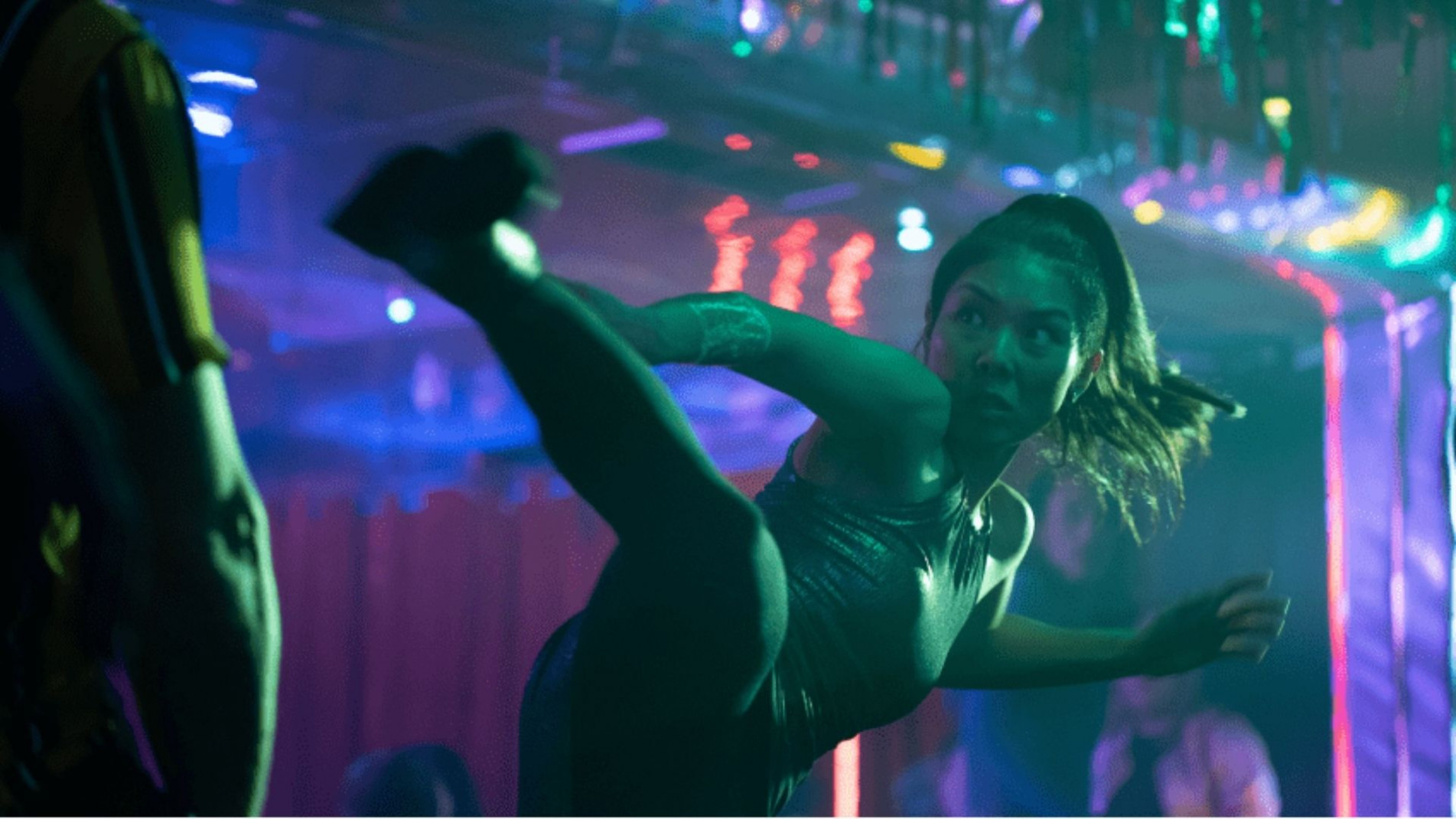 A produção acompanha Akemi, jovem que descobre ser herdeira de parte do império de uma organização criminosa japonesa