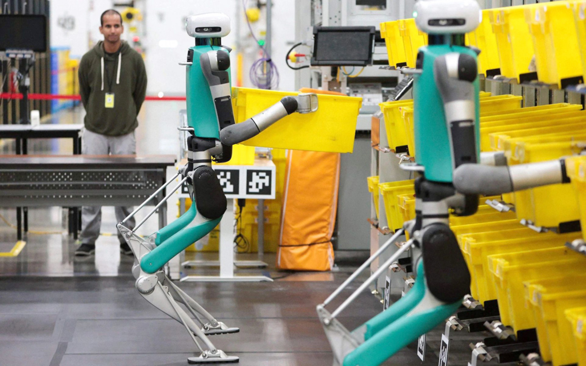 Empresa usa robôs humanoides
