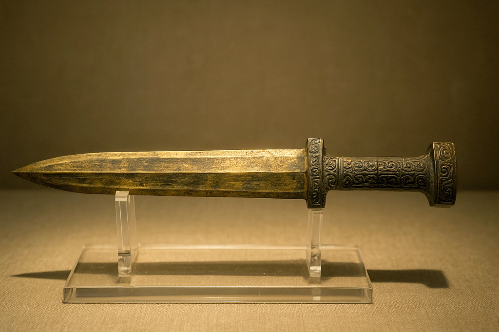 Espada de Goujian, descoberta em 1965, dentro de um túmulo na China