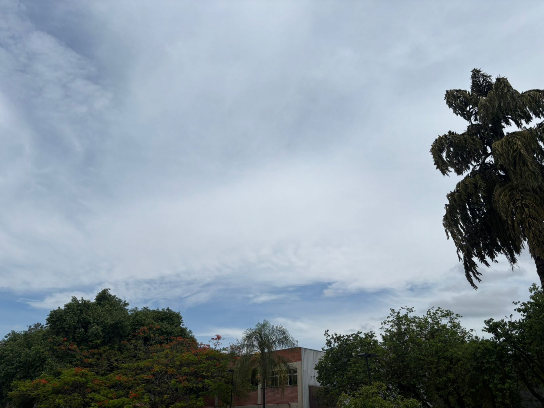 H&aacute; risco de tempestades acompanhadas por raios, fortes rajadas de vento e poss&iacute;vel queda de granizo
