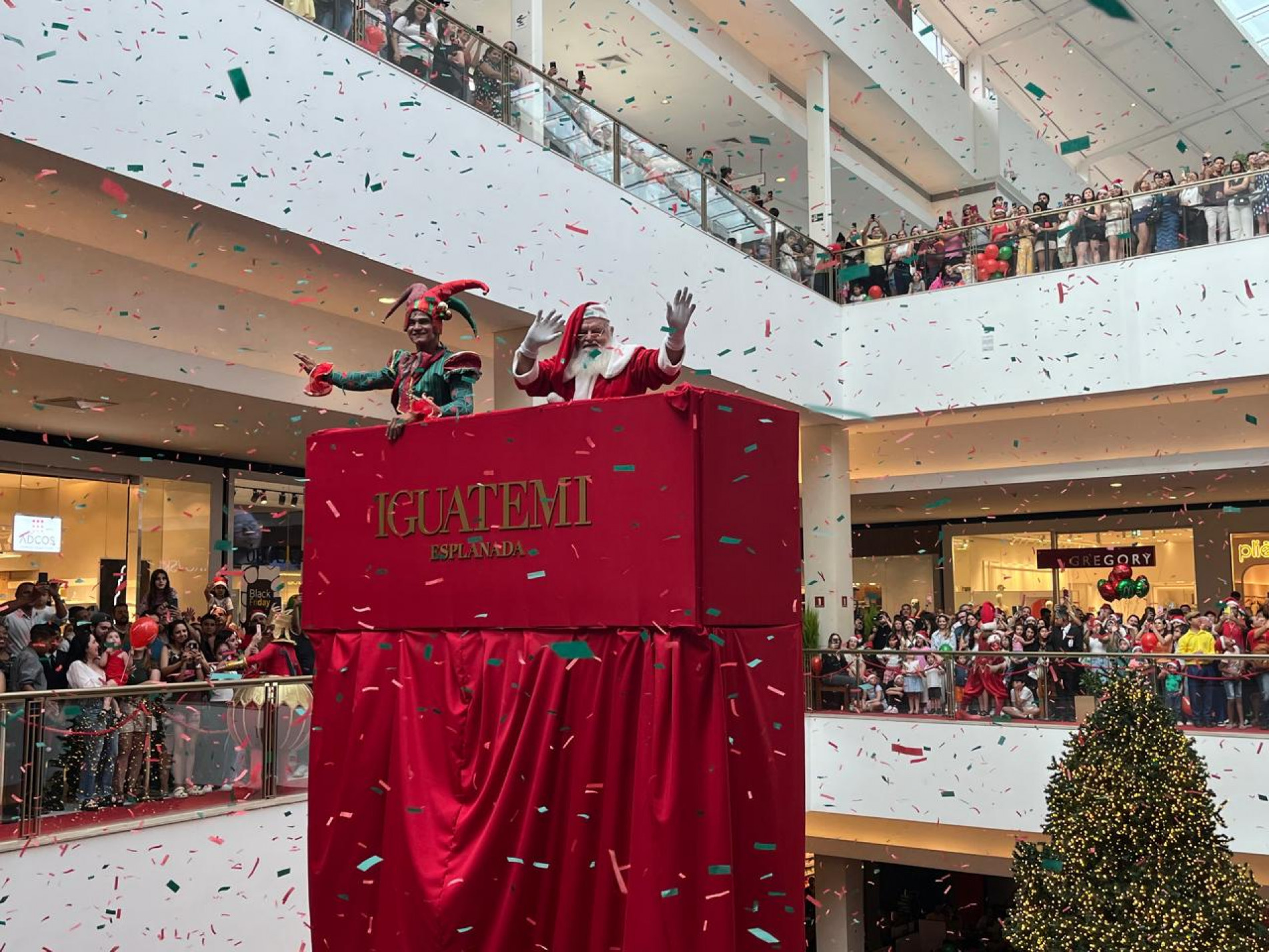 Chegada do Papai Noel no Shopping Iguatemi Esplanada atrai o público 