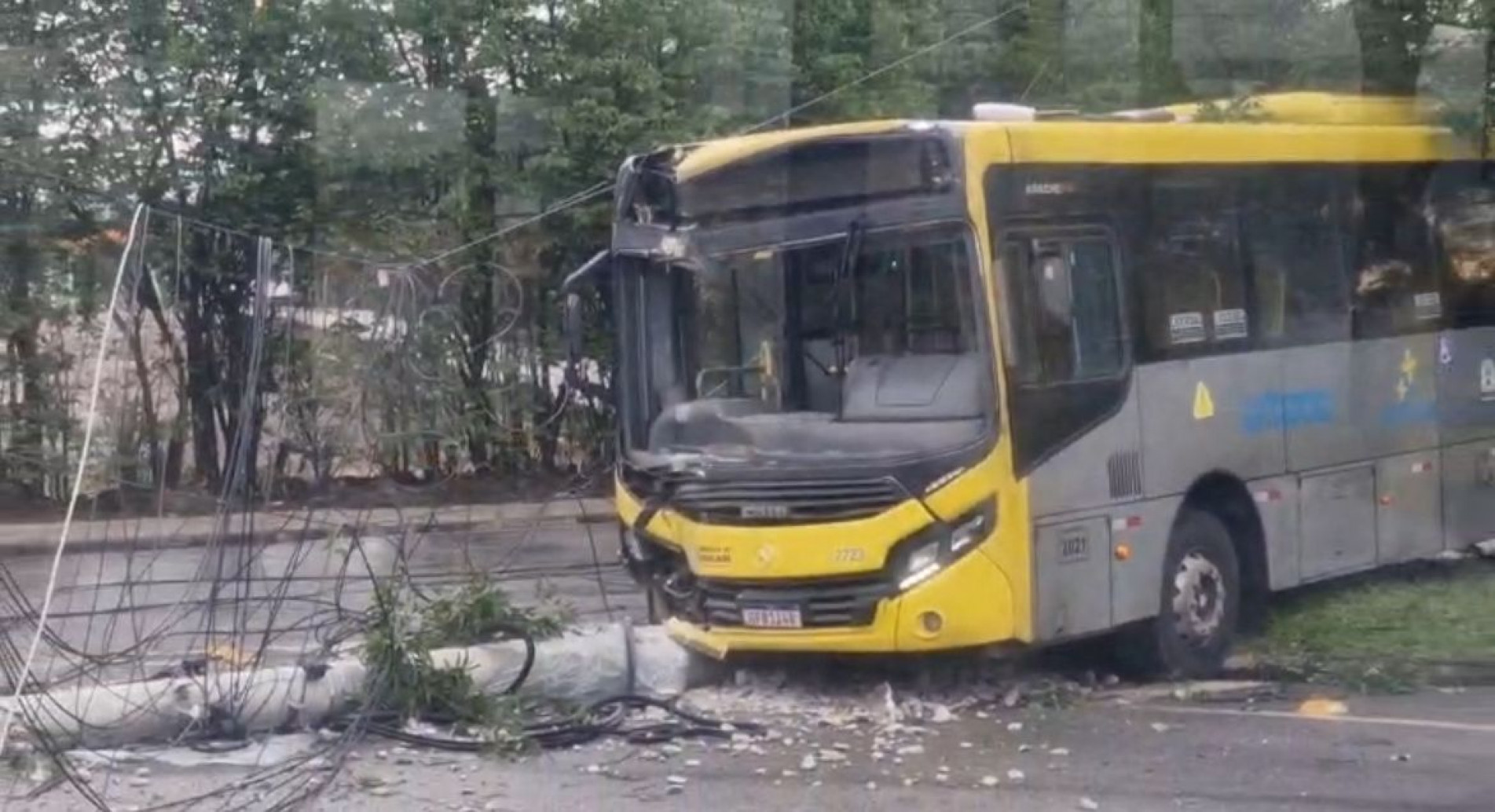 Agentes de trânsito da Secretaria de Mobilidade (Semob) organizaram o tráfego na região, que ficou parcialmente interditada