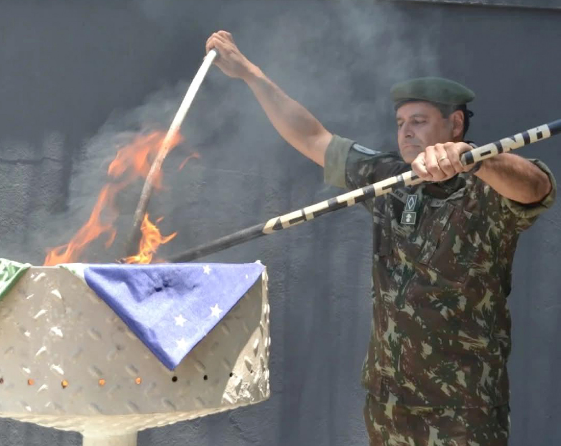 Ritual de incineração: bandeiras já desgastadas são queimadas em cerimônia solene e regulamentada pelo Exército
