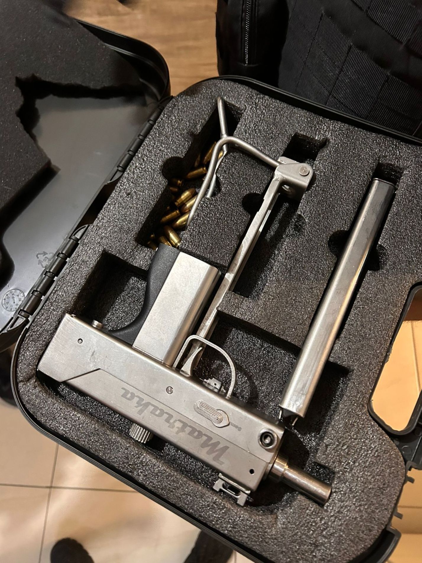 Durante a operação, foram apreendidas drogas, três armas de fogo, veículos e dinheiro