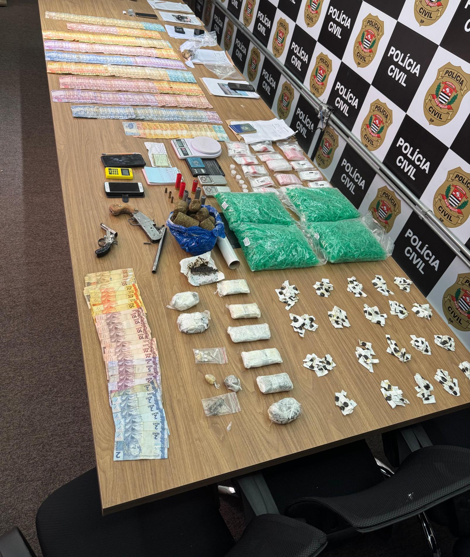 Em um dos endereços, os policiais localizaram duas armas de fogo, sendo uma com numeração suprimida