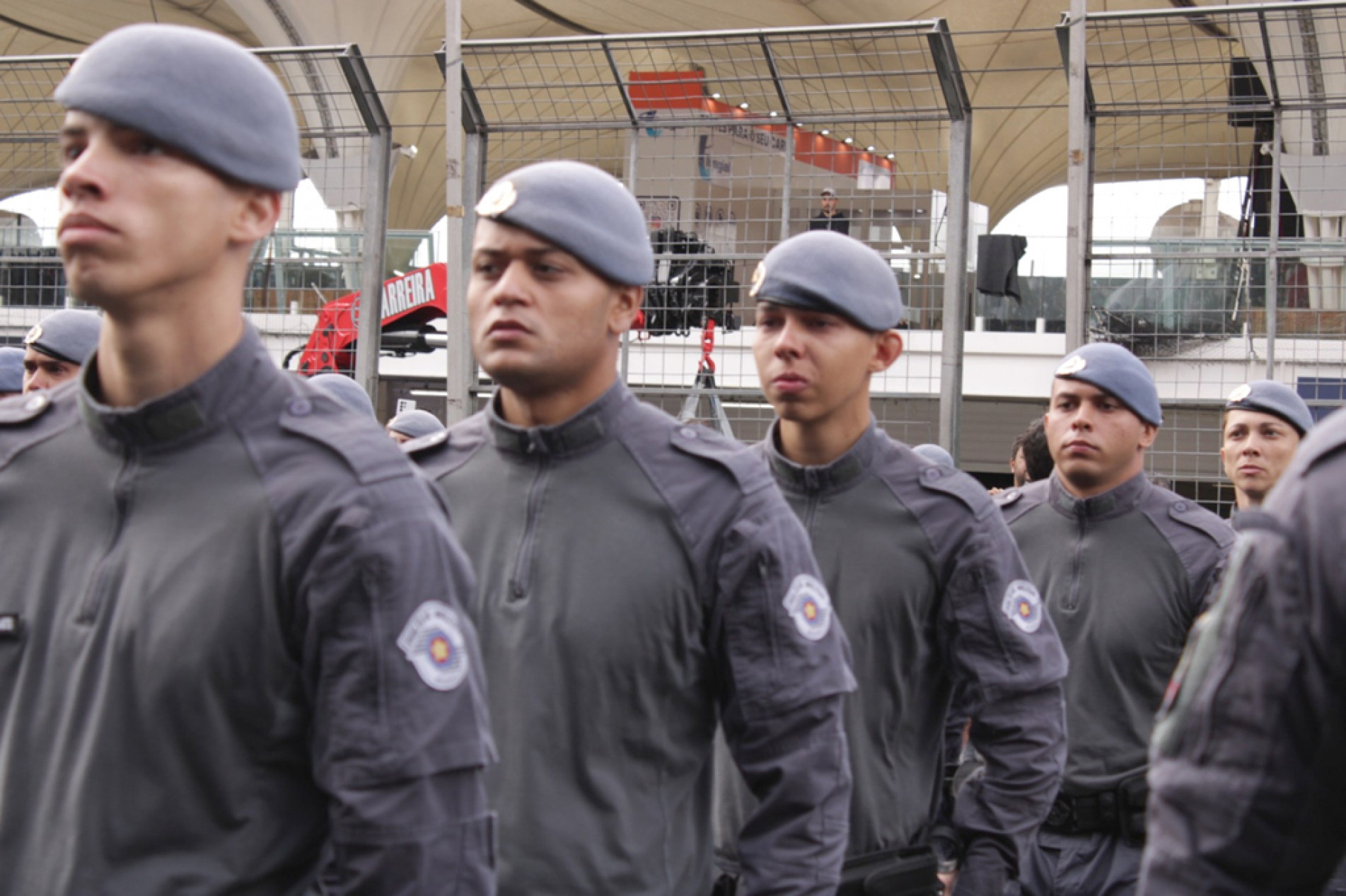 Convocados aguardam posse para iniciar formação na Escola Superior de Soldados, em Pirituba