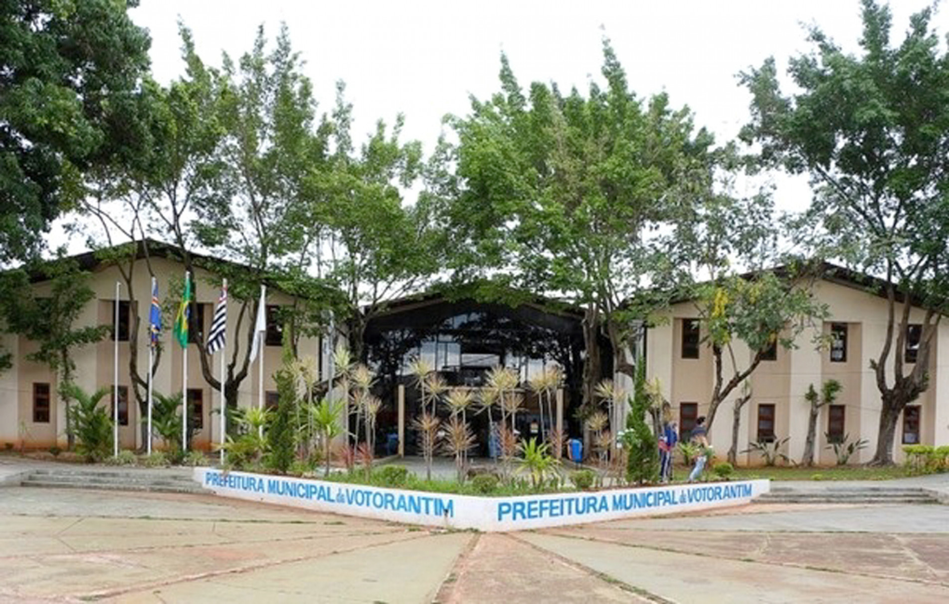 Vagas abrangem funções de apoio escolar e docentes na rede municipal

