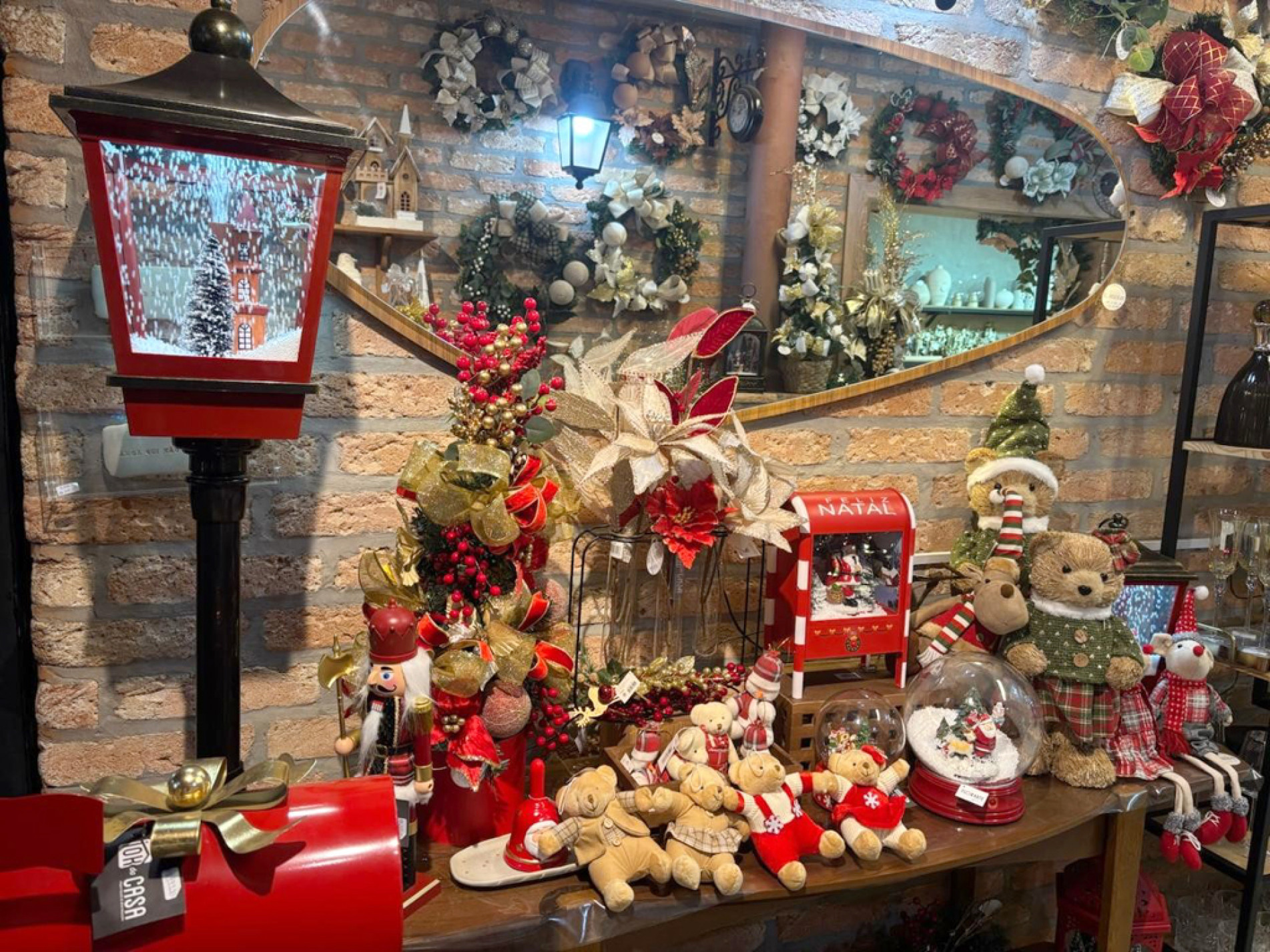 Ambientes decorados e variedade de itens marcam o início das vendas de Natal