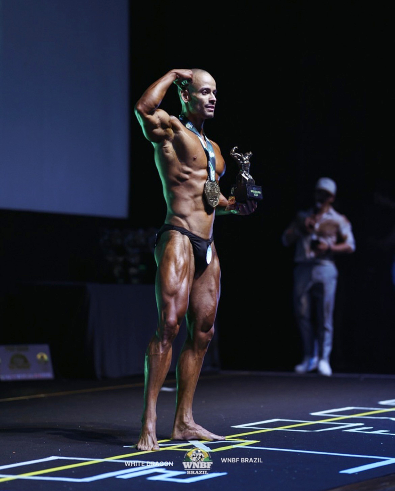 Representante de Votorantim com o troféu: competição inclui testes rígidos de doping