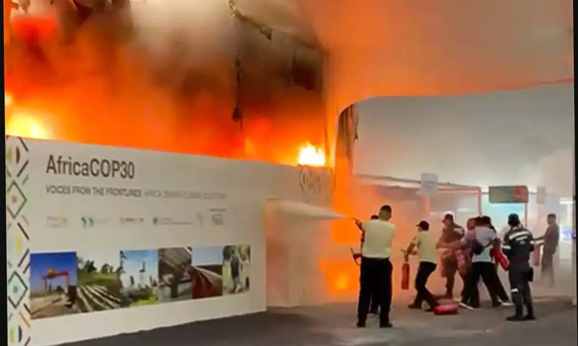 Participantes da conferência tentaram conter as chamas com extintores 
