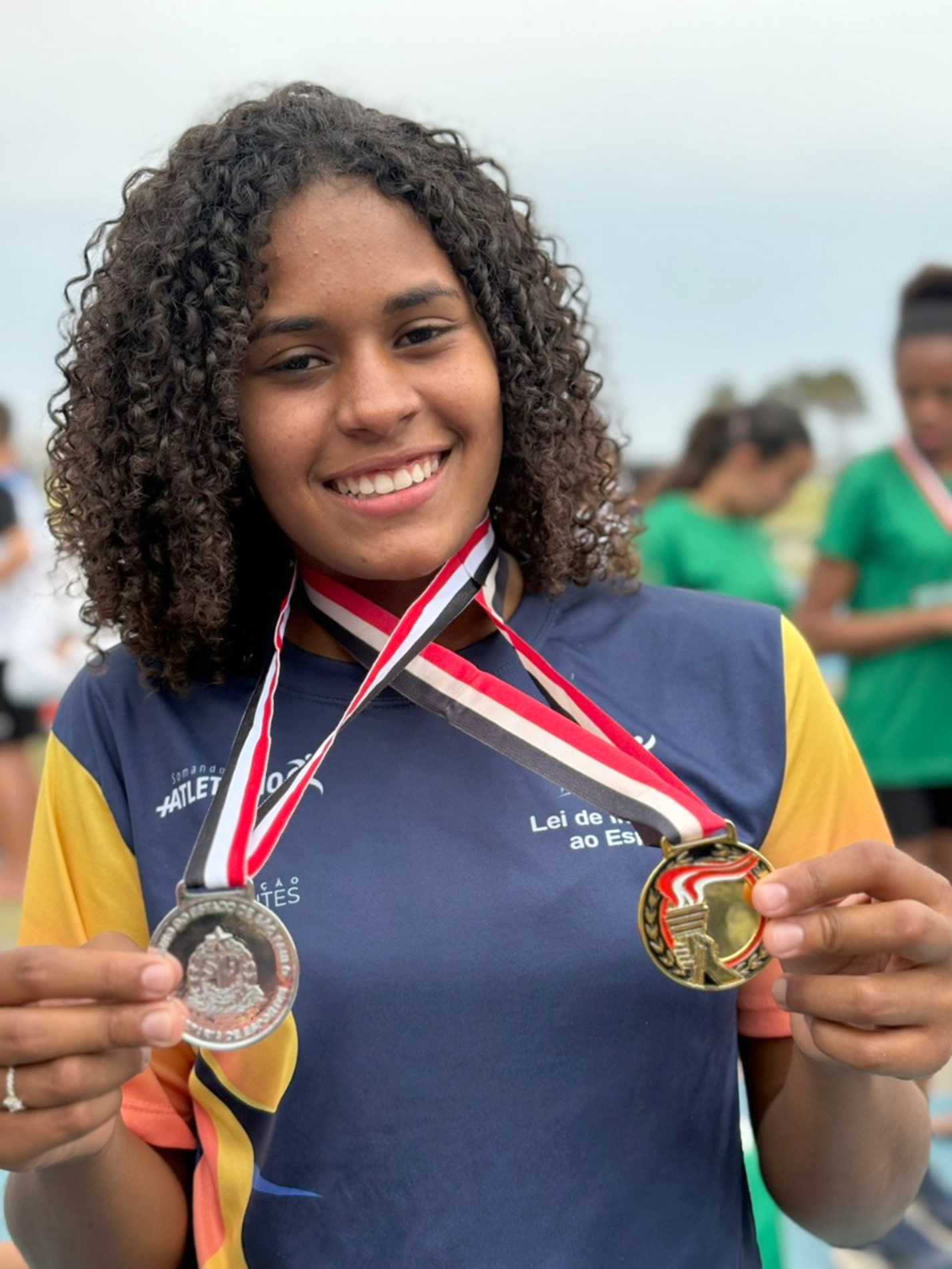 Programa oferece aulas gratuitas de atletismo para 120 crianças e adolescentes de 6 a 17 anos
