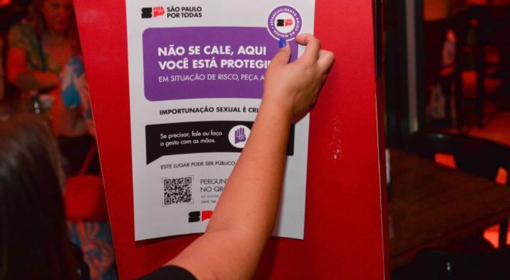 Sinal com a mão permite que a vítima peça ajuda de forma discreta e silenciosa
