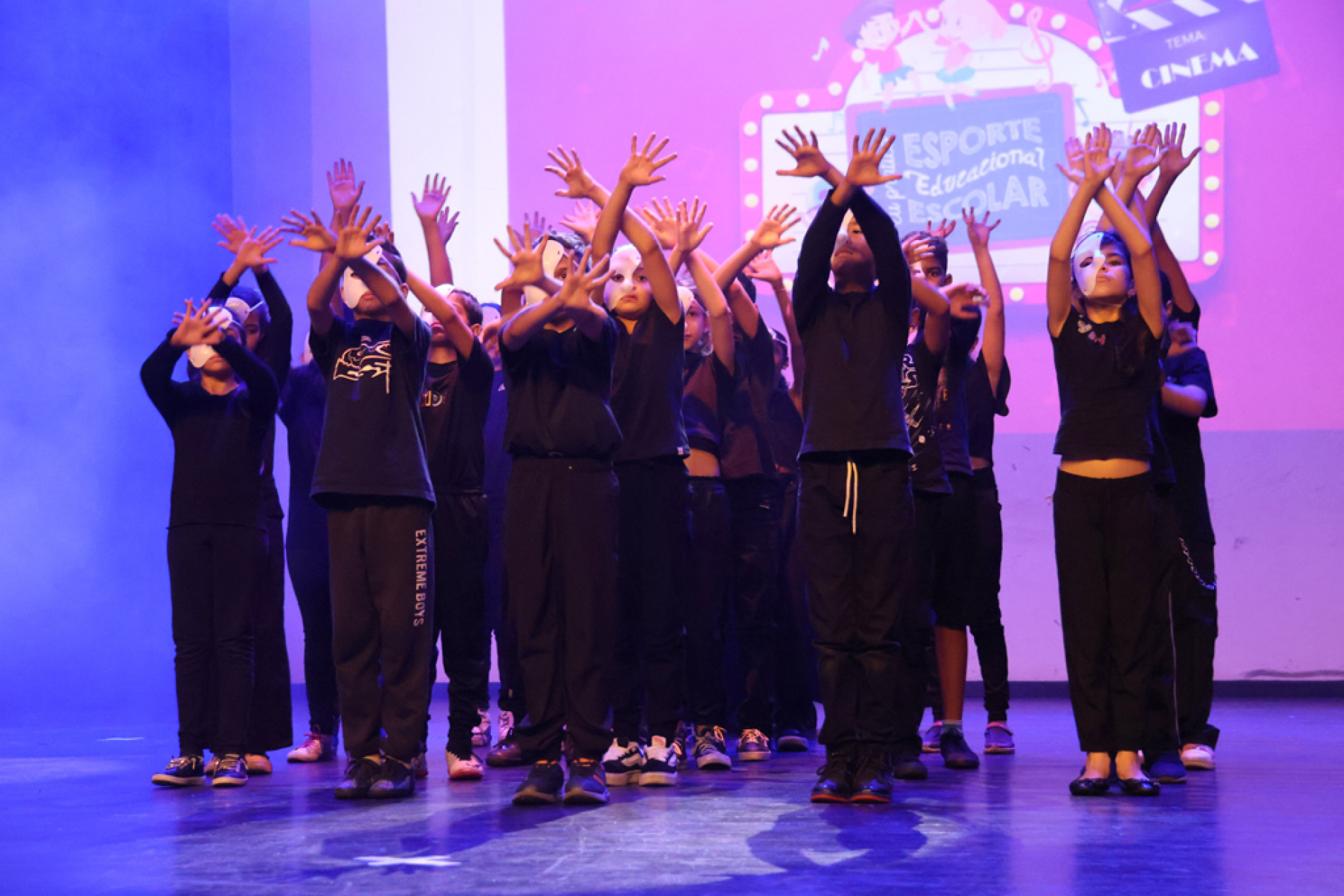 Palco repleto de cores, movimento e criatividade marcou 
duas tardes de apresentações emocionantes