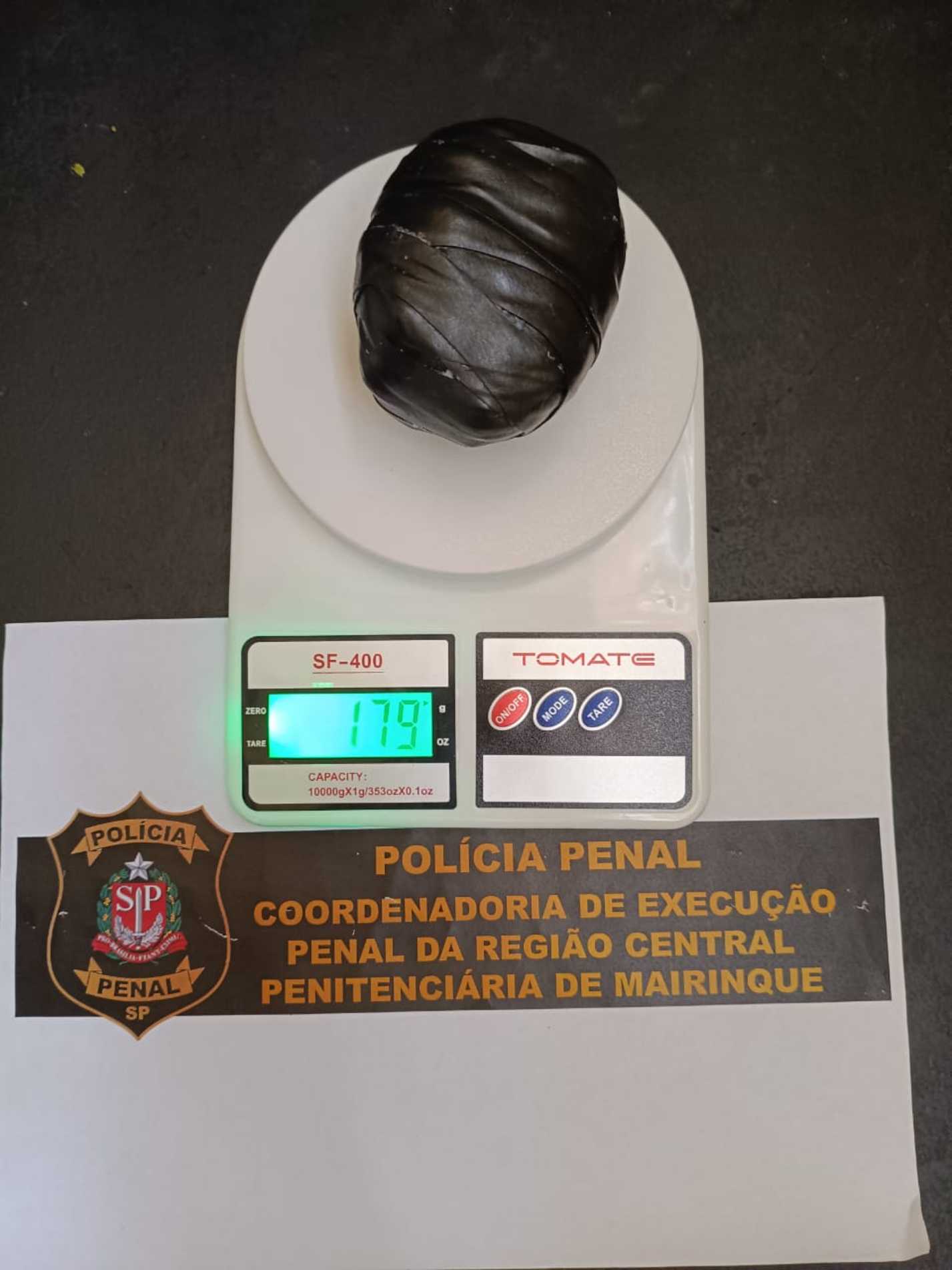 Depois de ser identificada pelos policiais penais, ela pediu para retirar o objeto, que pesava 180 gramas