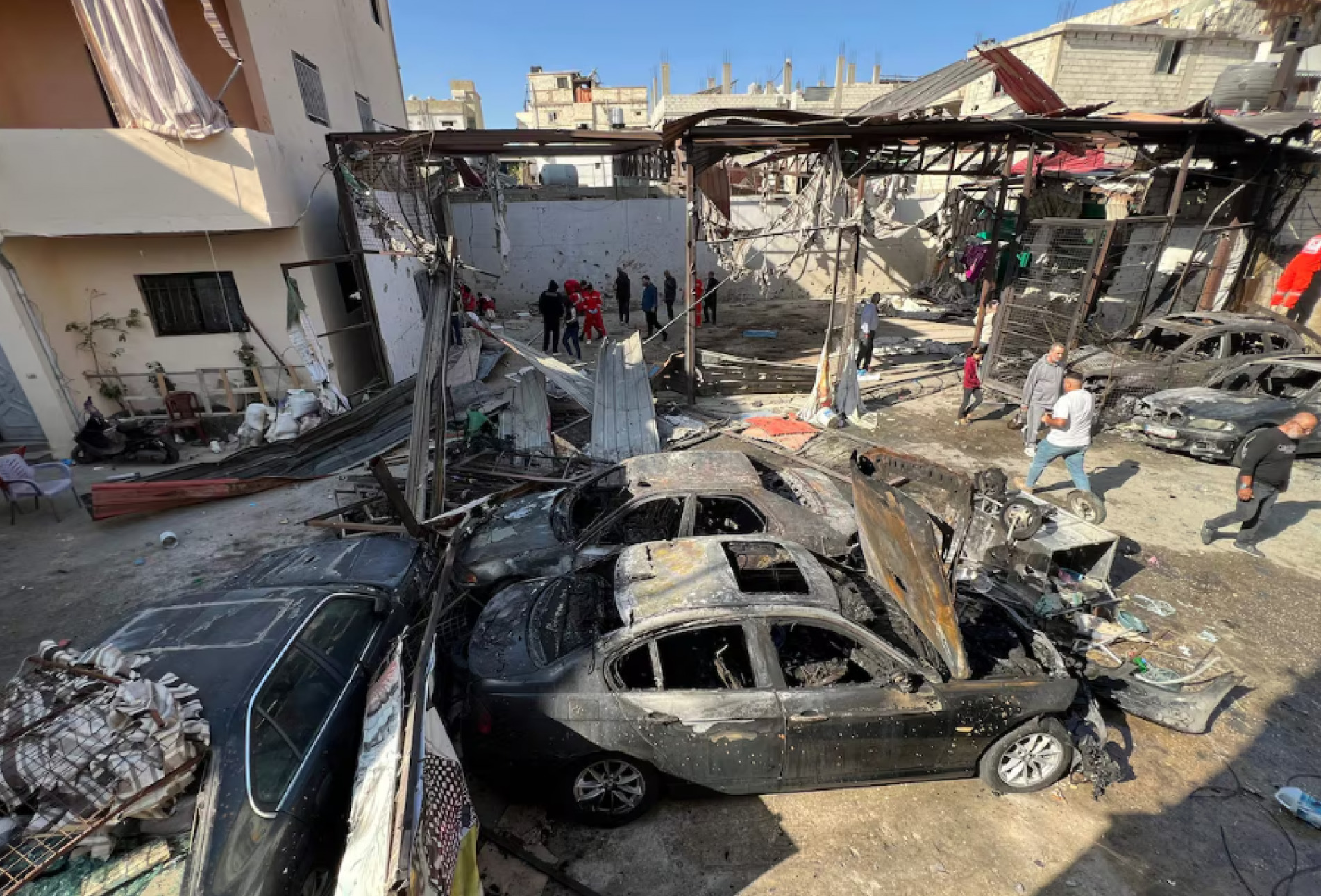 Pessoas observam os danos após um ataque israelense no campo de Ain al-Hilweh para refugiados palestinos, perto de Sidon no sul do Líbano