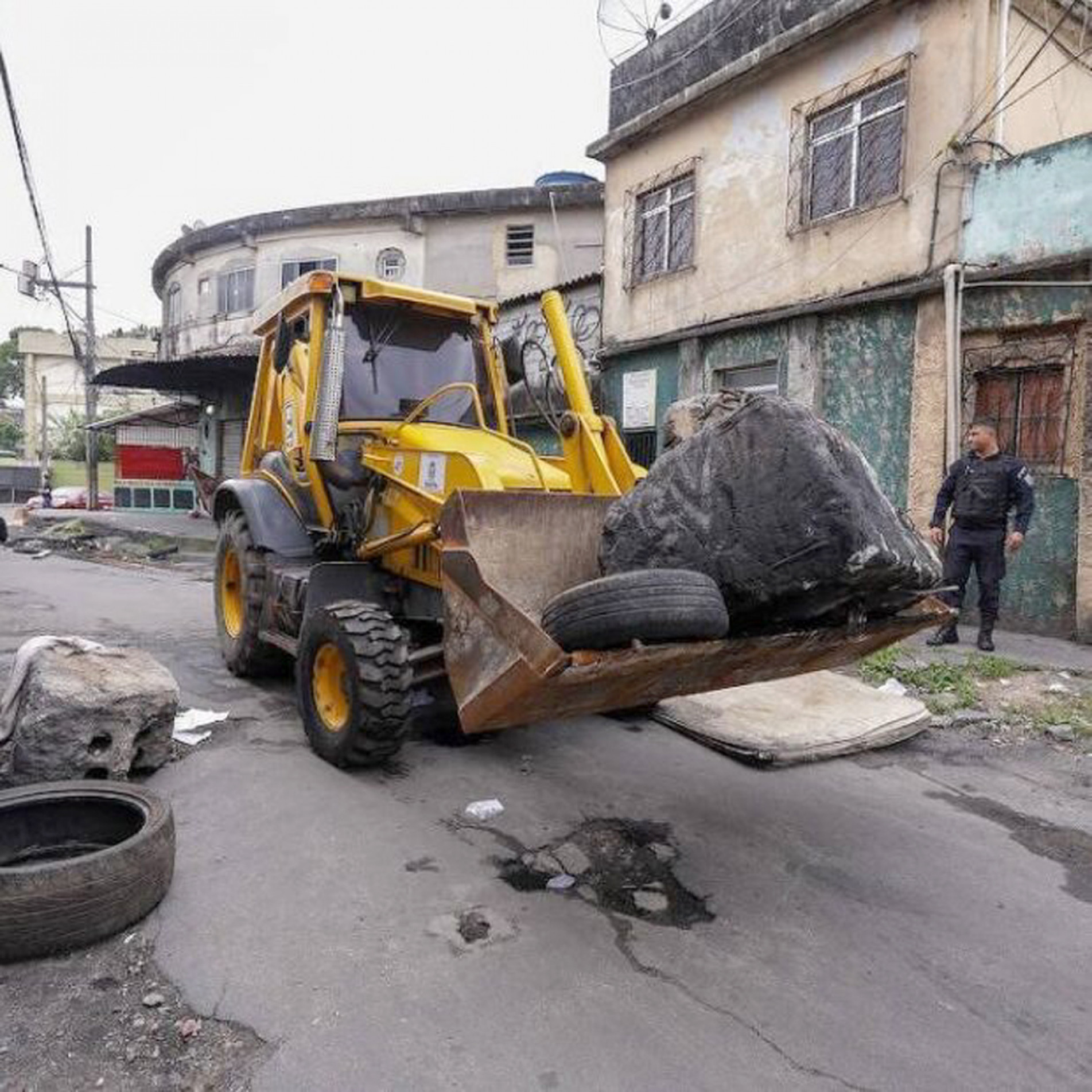 Operação utilizou tratores e caminhões 
