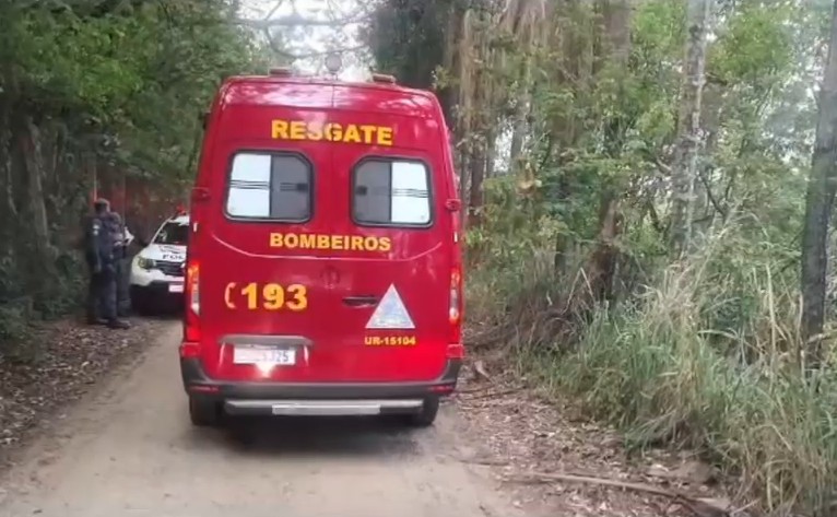 Próximo às vítimas, os policiais encontraram cápsulas de munição calibre 9 mm