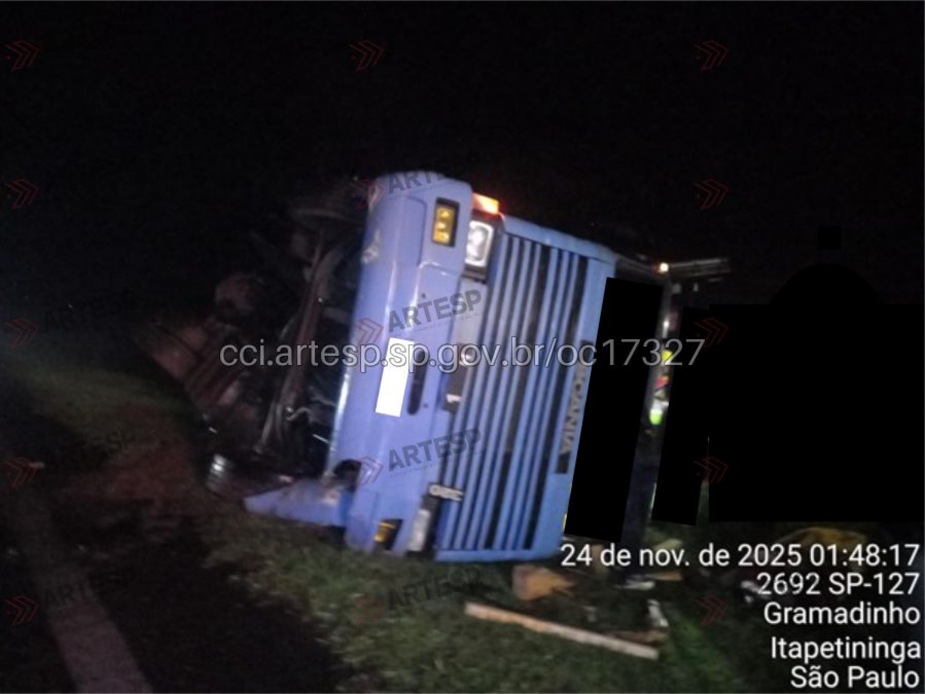 Carreta foi removida para o posto de serviço