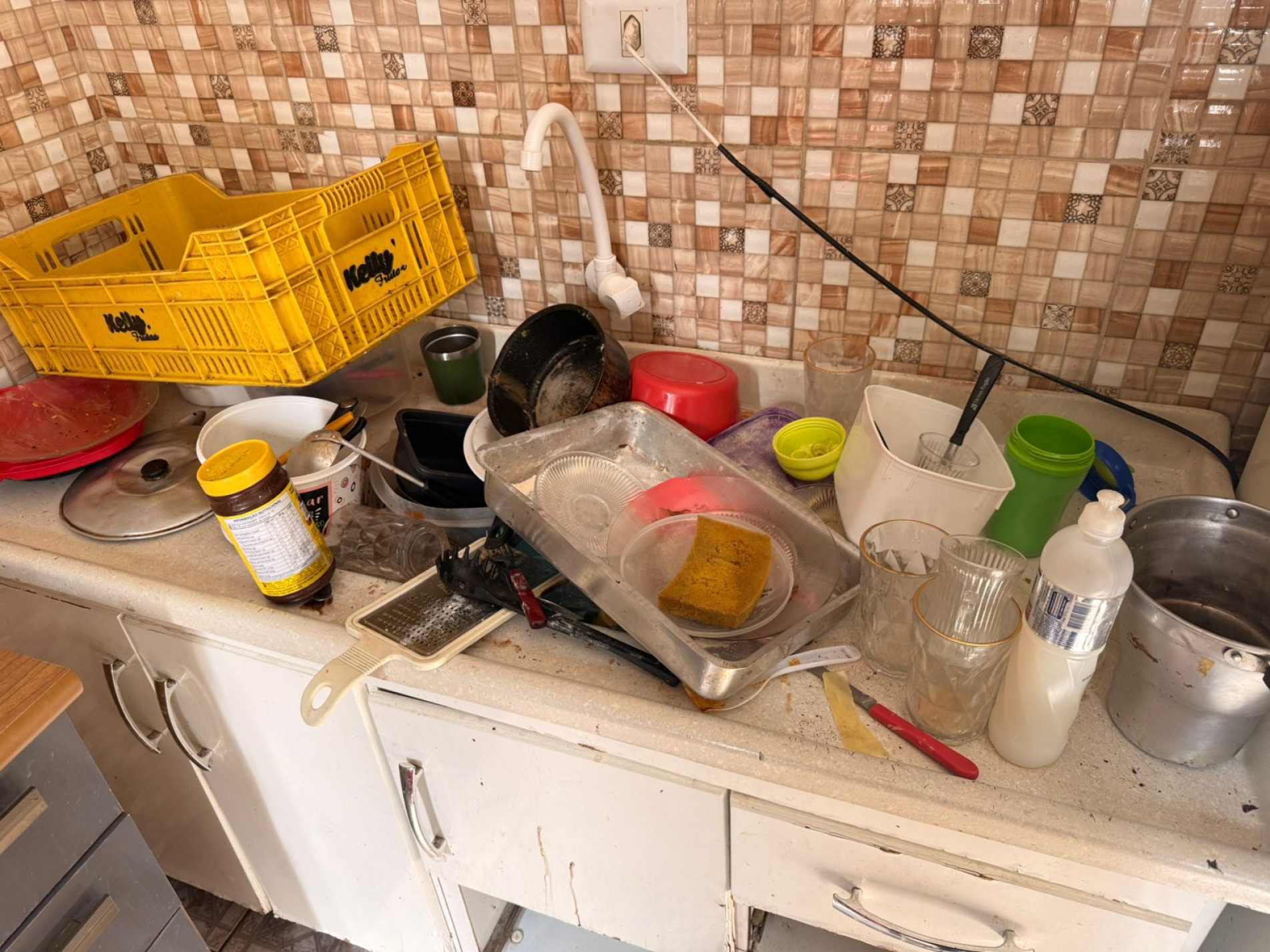 Havia louça suja na casa