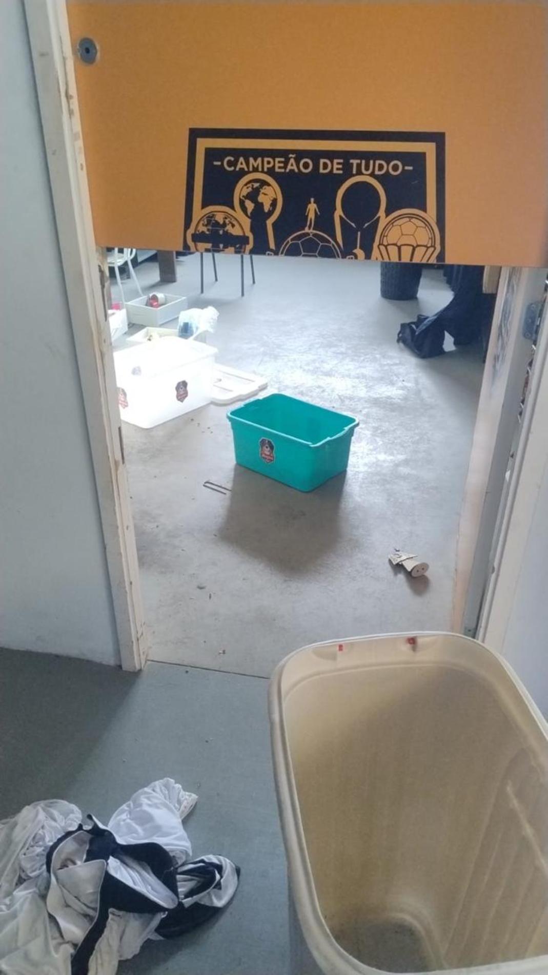 Diversas salas como rouparia, sala de administração e fisioterapia foram reviradas