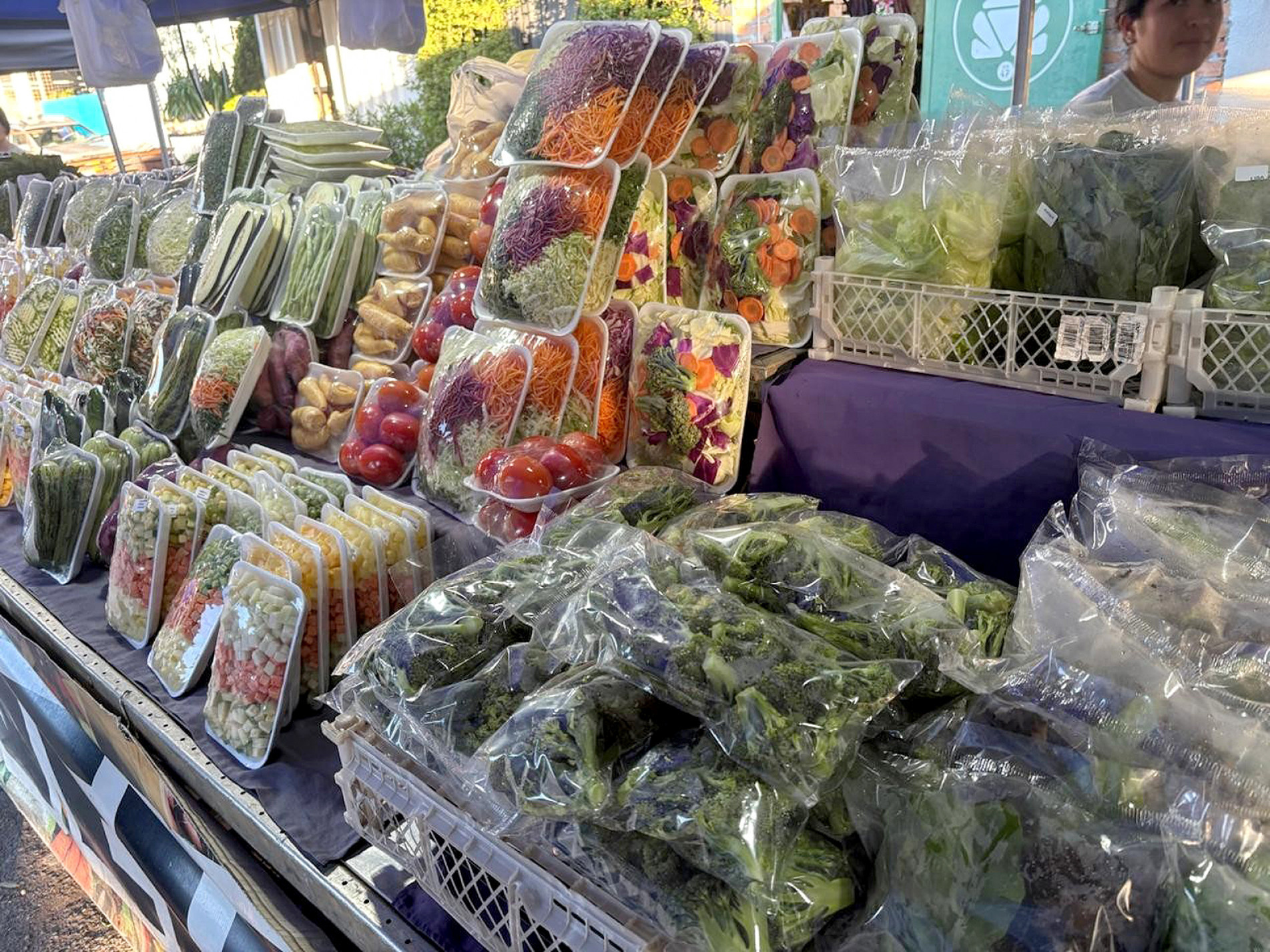 Comerciantes
explicam que frutas, legumes e verduras têm preços menores no período de safra
